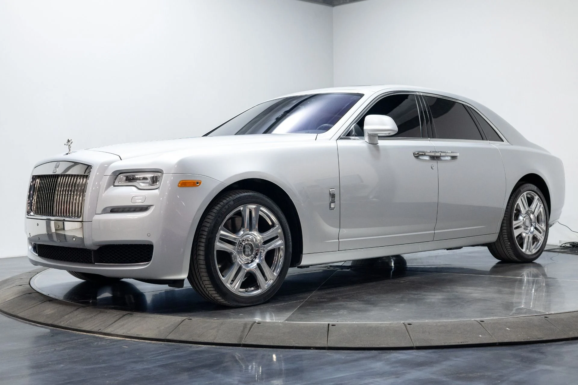 mph010_1549354690_Used_2015_Rolls_Royce_Ghost_1760219601_51bb30e96d