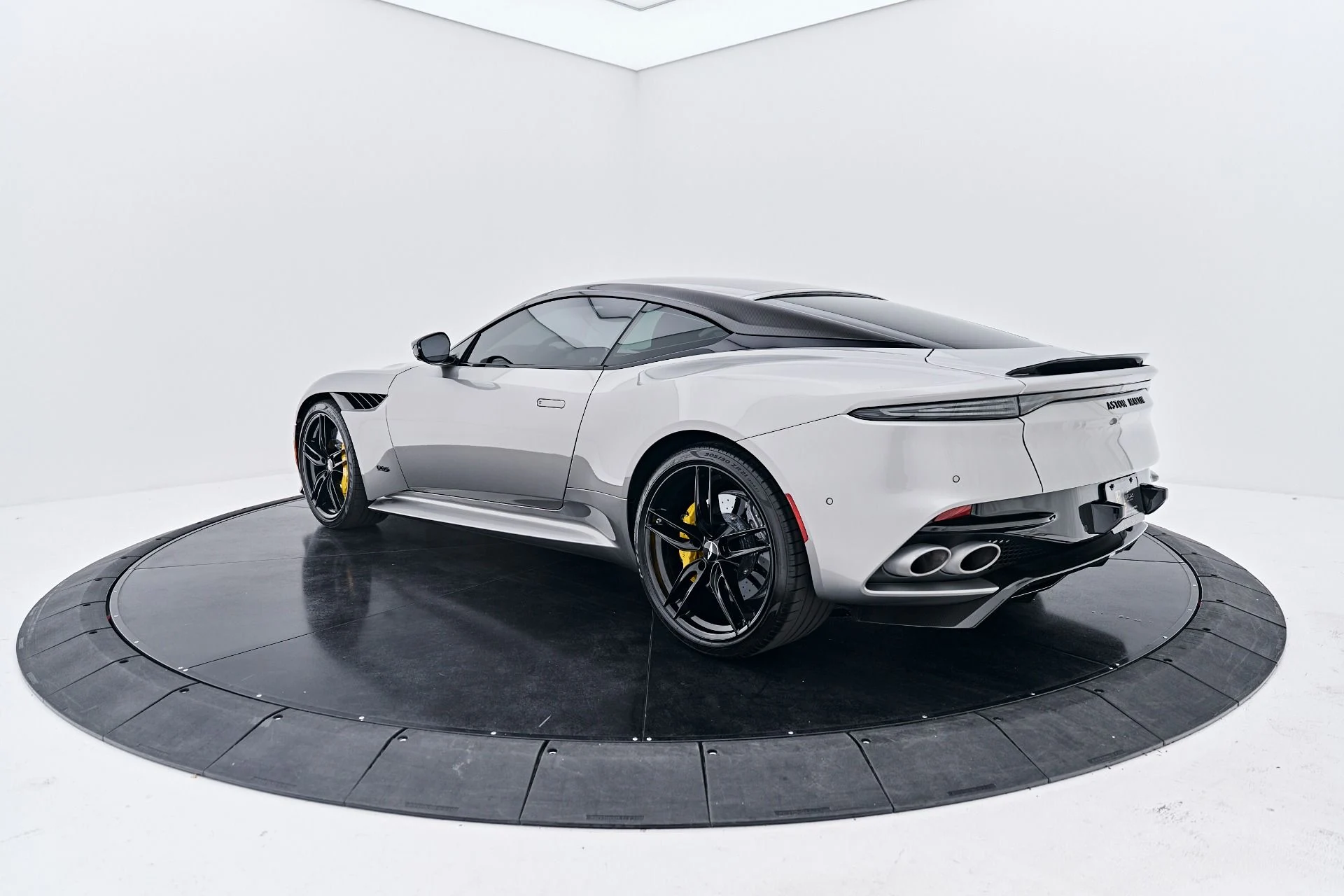 mph010_1577193380_Used_2023_Aston_Martin_DBS_1790369835_5672a594a4