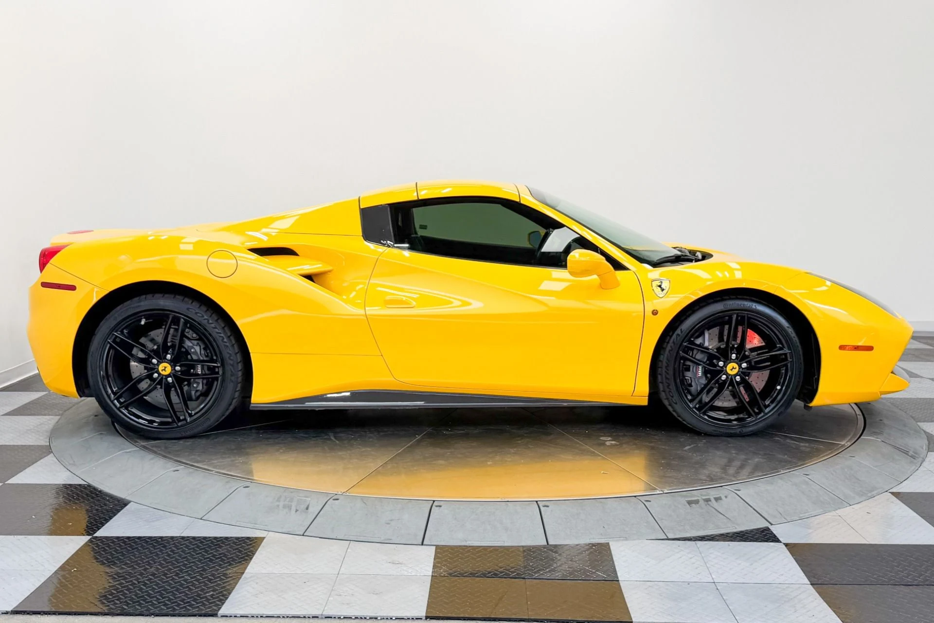 mph010_1577757597_Used_2017_Ferrari_488_Spider_Carbon_Fiber_Racing_Seats_Extensive_Carbon_Fiber_1782928237_a7efbb8693