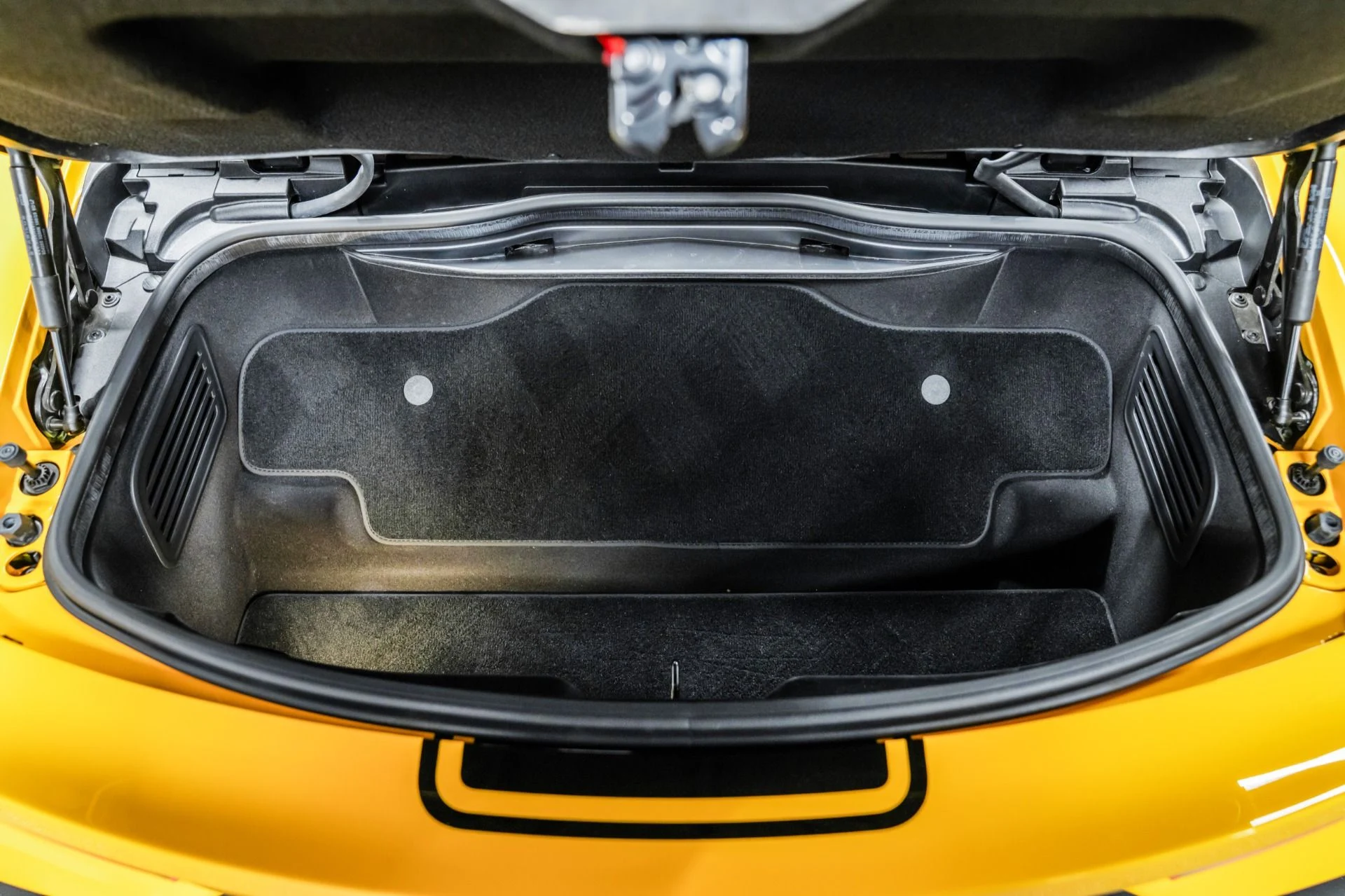 mph010_15968397_Used_2023_Maserati_MC_20_Cielo_193_Miles_Fuoriserie_Color_Interior_Carbon_Fiber_Package_1770052750_118b6e2766