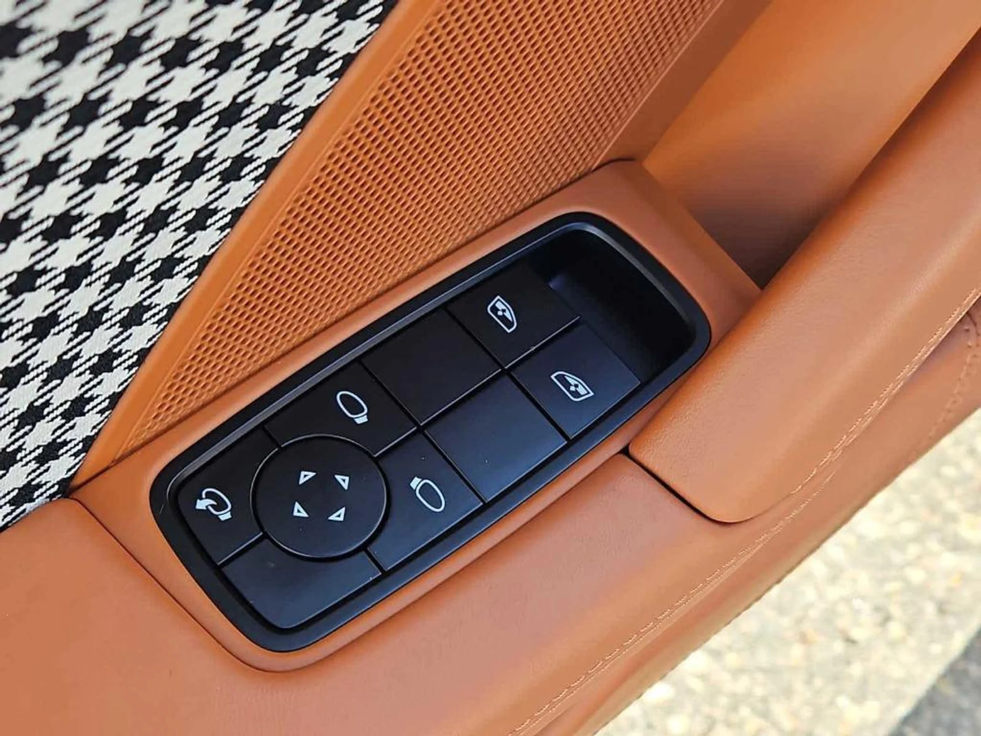 mph010_1609528346_LWHY_0n_JBC_09u_GB_7_GE_Gt_Tw_Sr_P6s_599ed93831