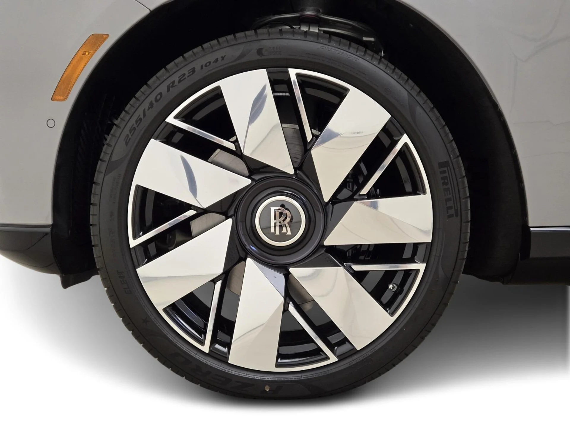 mph010_1618698956_New_2026_Rolls_Royce_Cullinan_1760421154_7fed6bd316