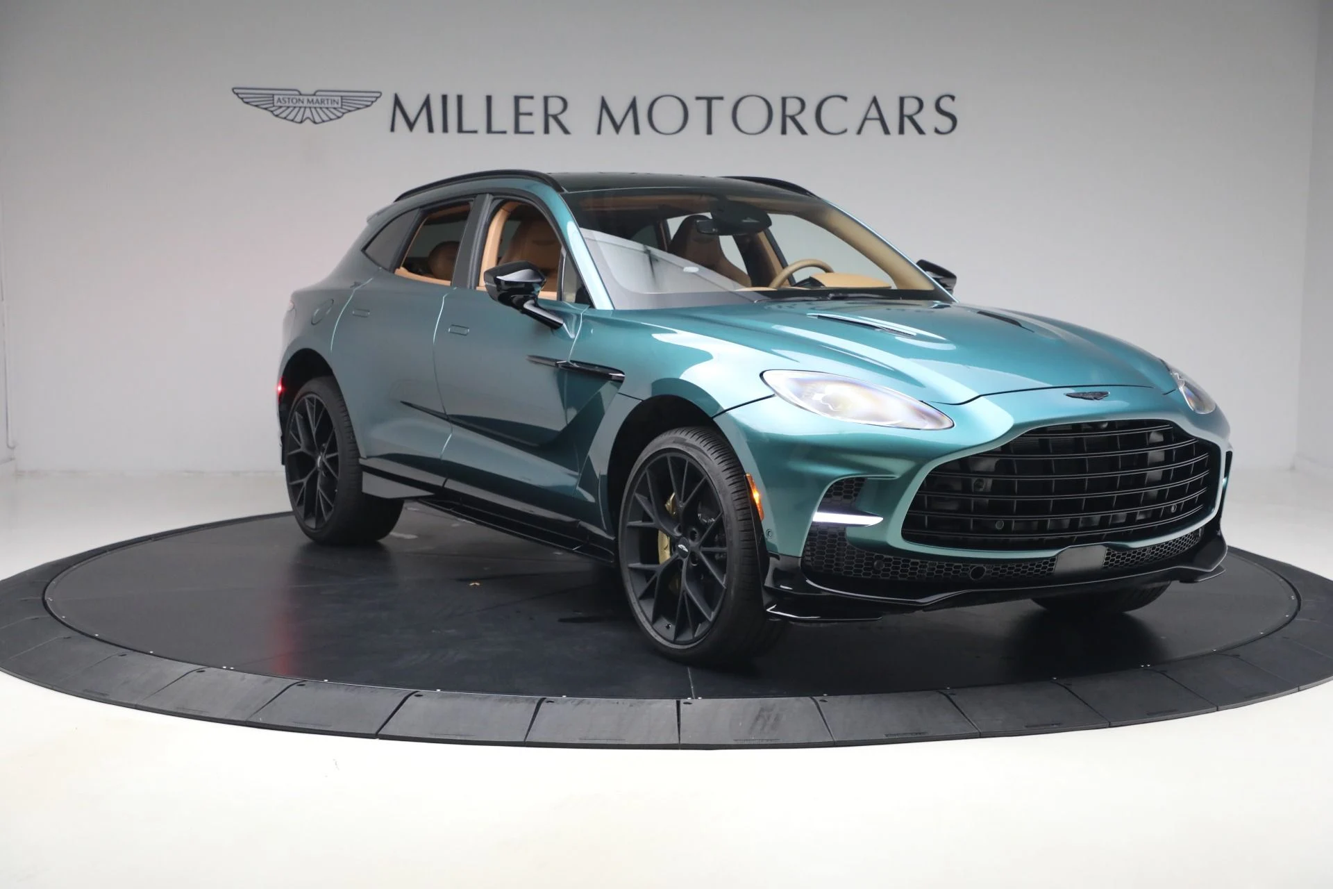 mph010_1640261716_Used_2025_Aston_Martin_DBX_707_1777035536_fa66f7af3c