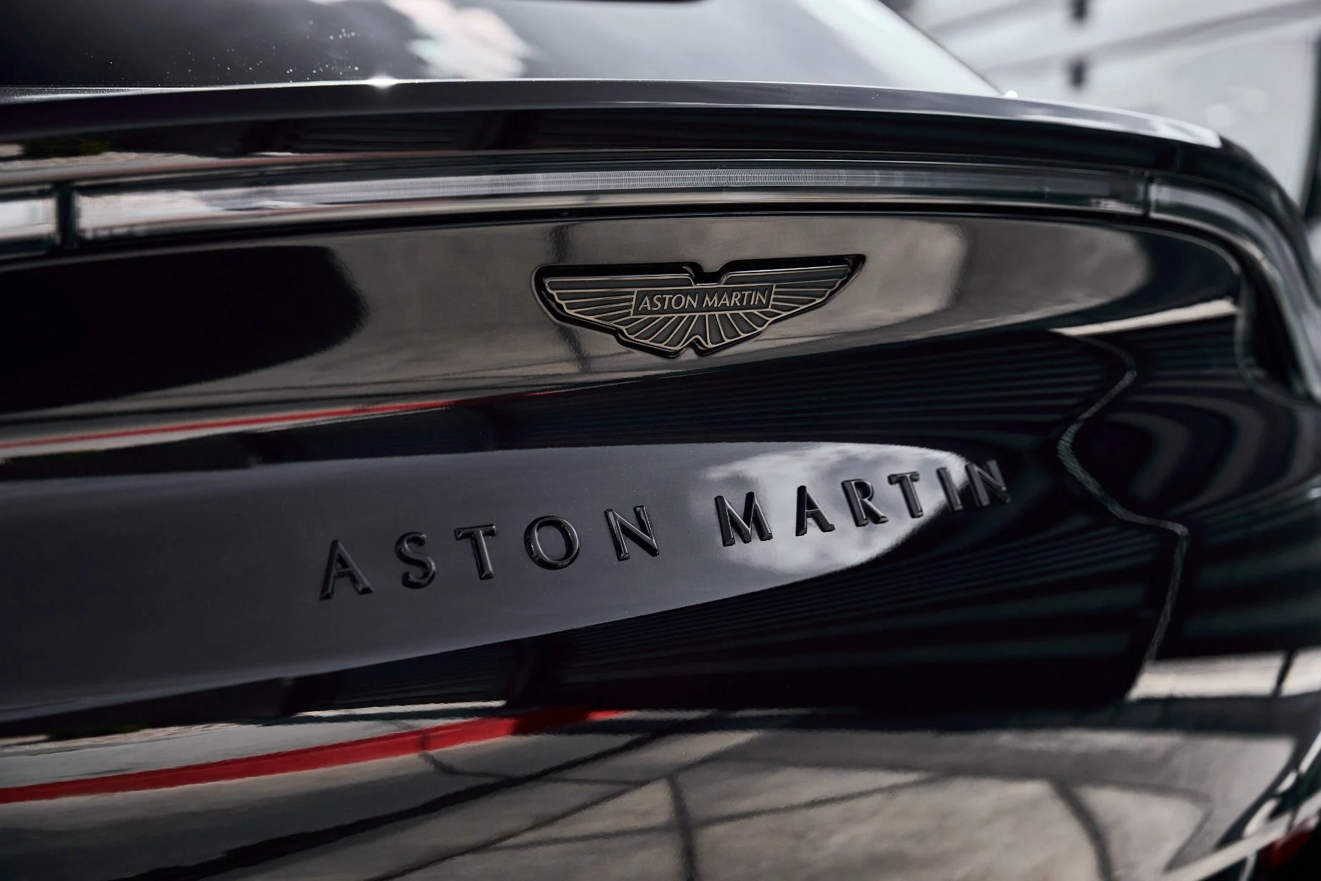 mph010_1677329104_Used_2025_Aston_Martin_DBX_707_1771642264_b5bd40bb9f