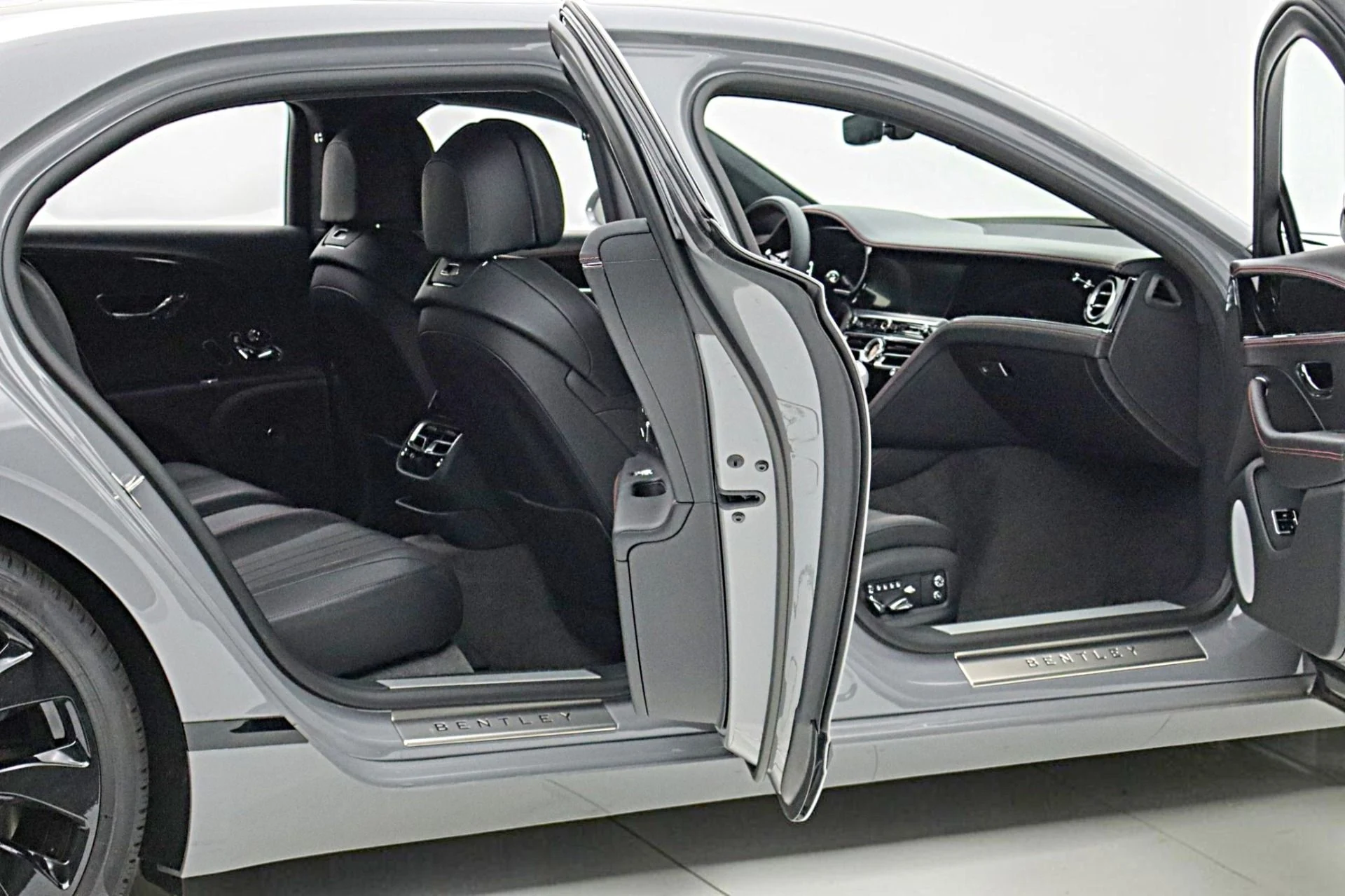 mph010_1696114419_New_2026_Bentley_Flying_Spur_55132b2477