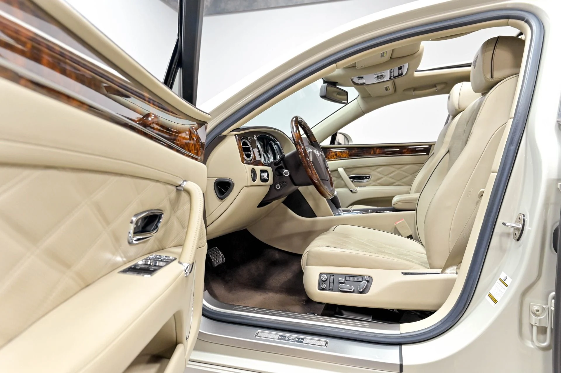 mph010_1728213730_Used_2015_Bentley_Flying_Spur_W12_1784214578_757b1896da