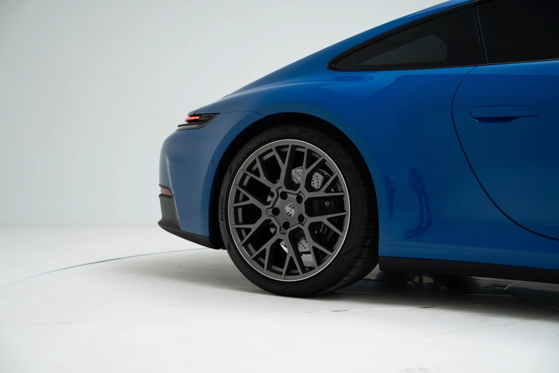mph010_1754618466_Used_2025_Porsche_911_Carrera_1782341860_1777b2ba3e