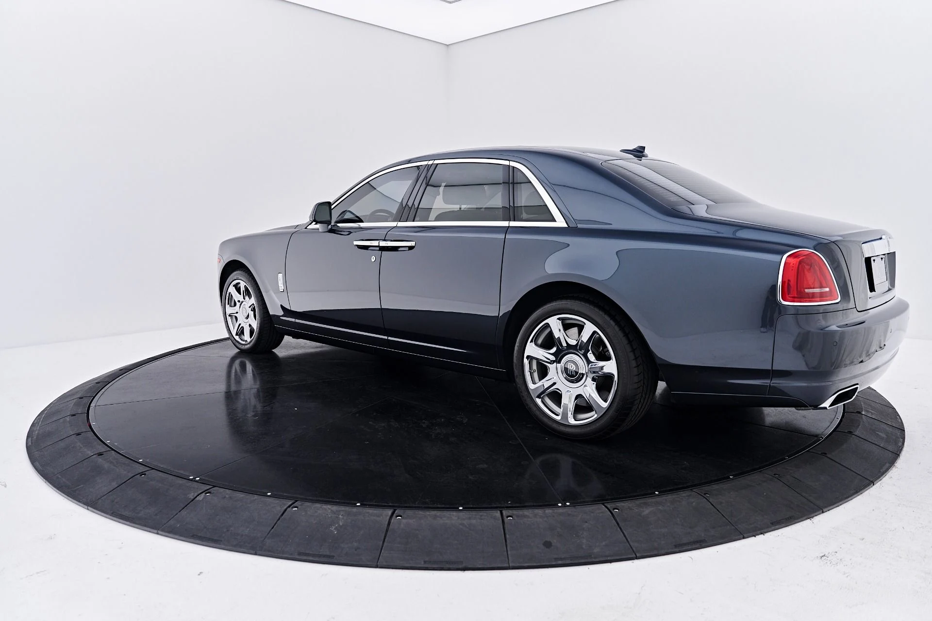 mph010_1756968412_Used_2016_Rolls_Royce_Ghost_Base_1791332938_456de87f0d