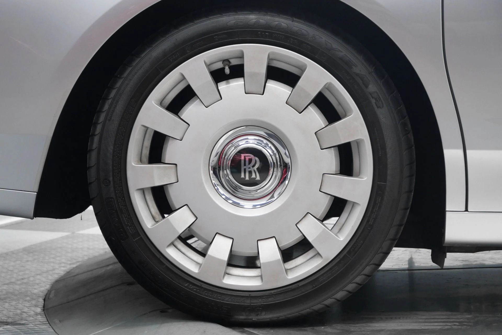 mph010_1771482745_Used_2013_Rolls_Royce_Ghost_Rear_Seat_Entertainment_Picnic_Tables_V12_Power_1766770439_8234c29e7a