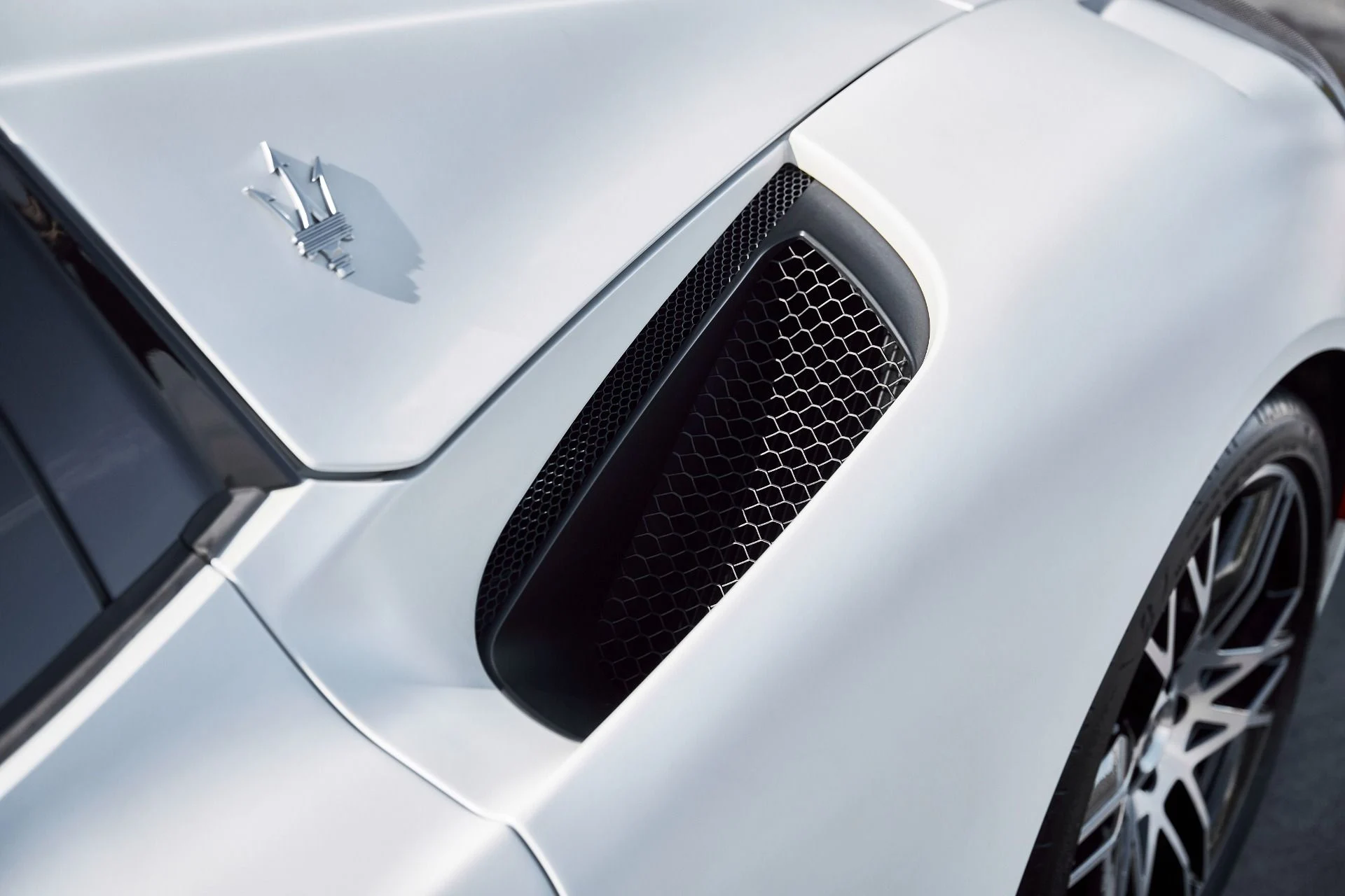 mph010_1781327242_Used_2023_Maserati_MC_20_1769481169_a9ad445a7b