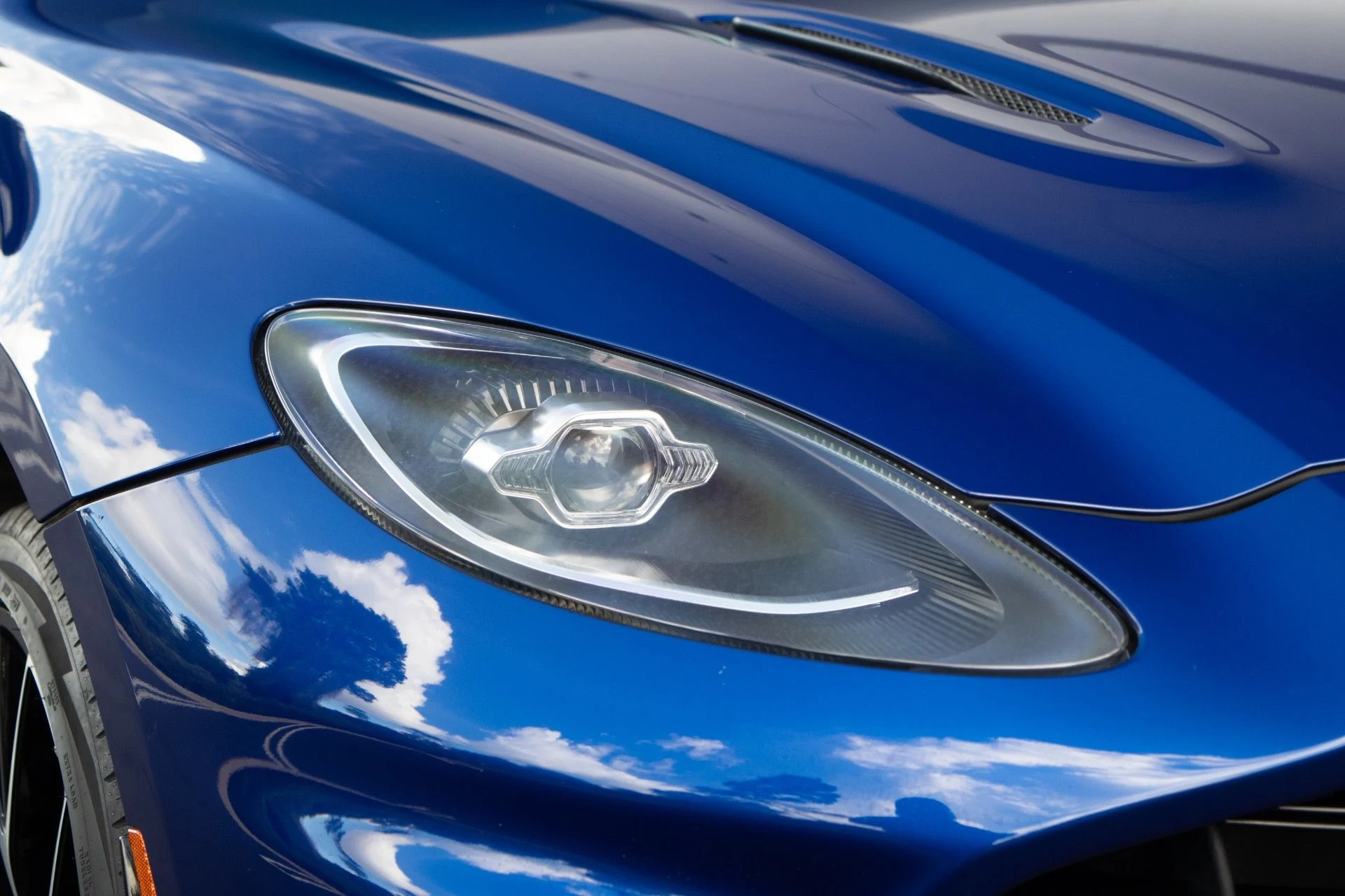 mph010_1803044642_Used_2025_Aston_Martin_DBX_707_1764700714_c88fea2a46