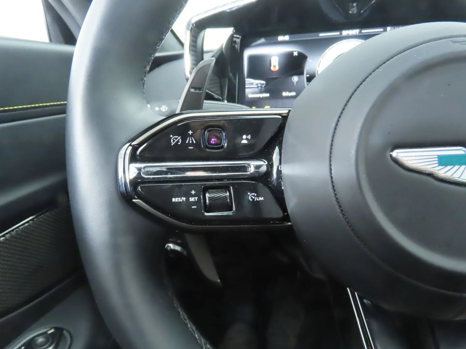 mph010_1832999461_used_2025_aston_martin_vantage_coupe_8119_22951526_11_1024_fe27c959db