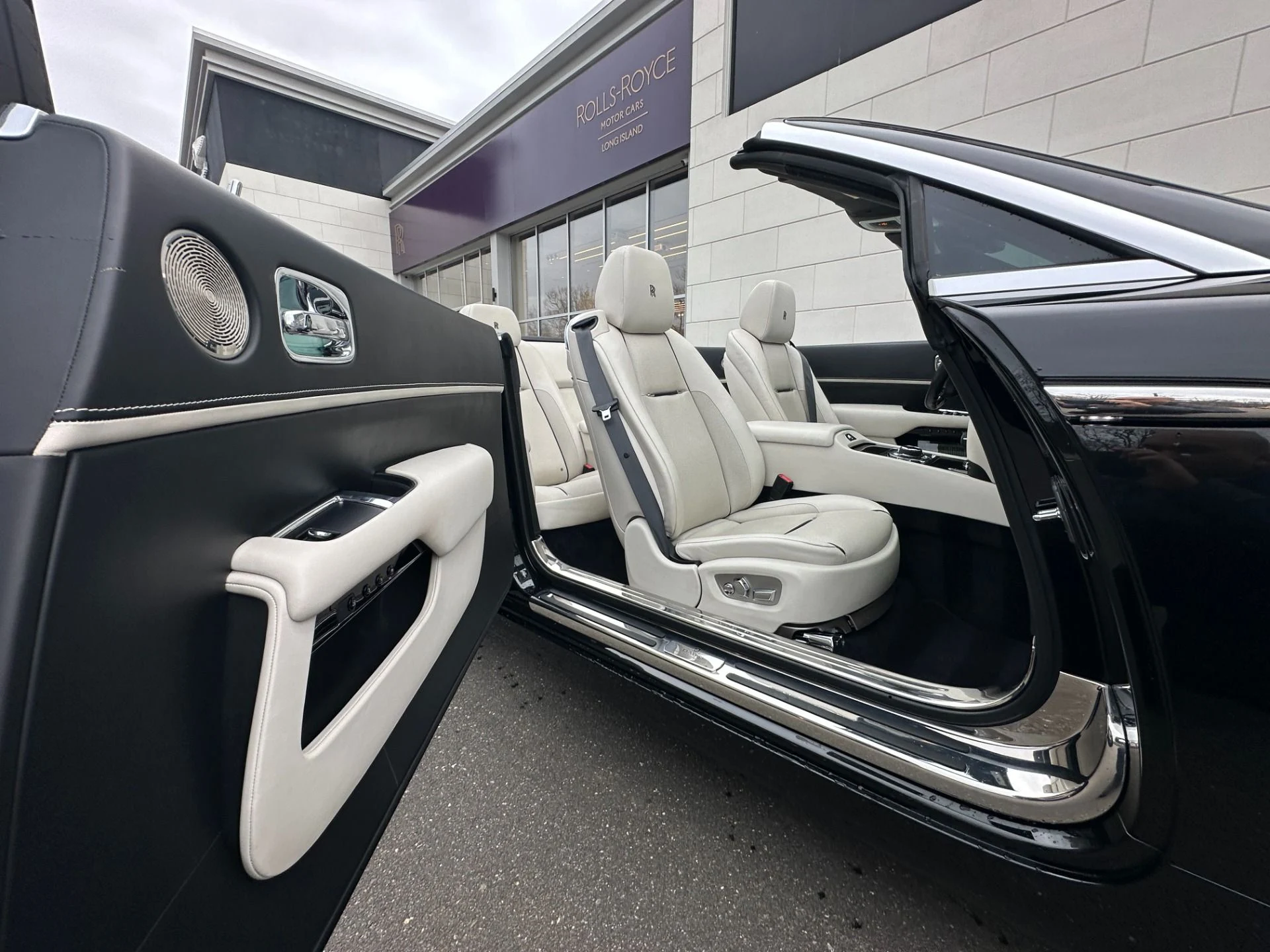 mph010_1858980910_Used_2018_Rolls_Royce_Dawn_1773697545_e150ff69c7