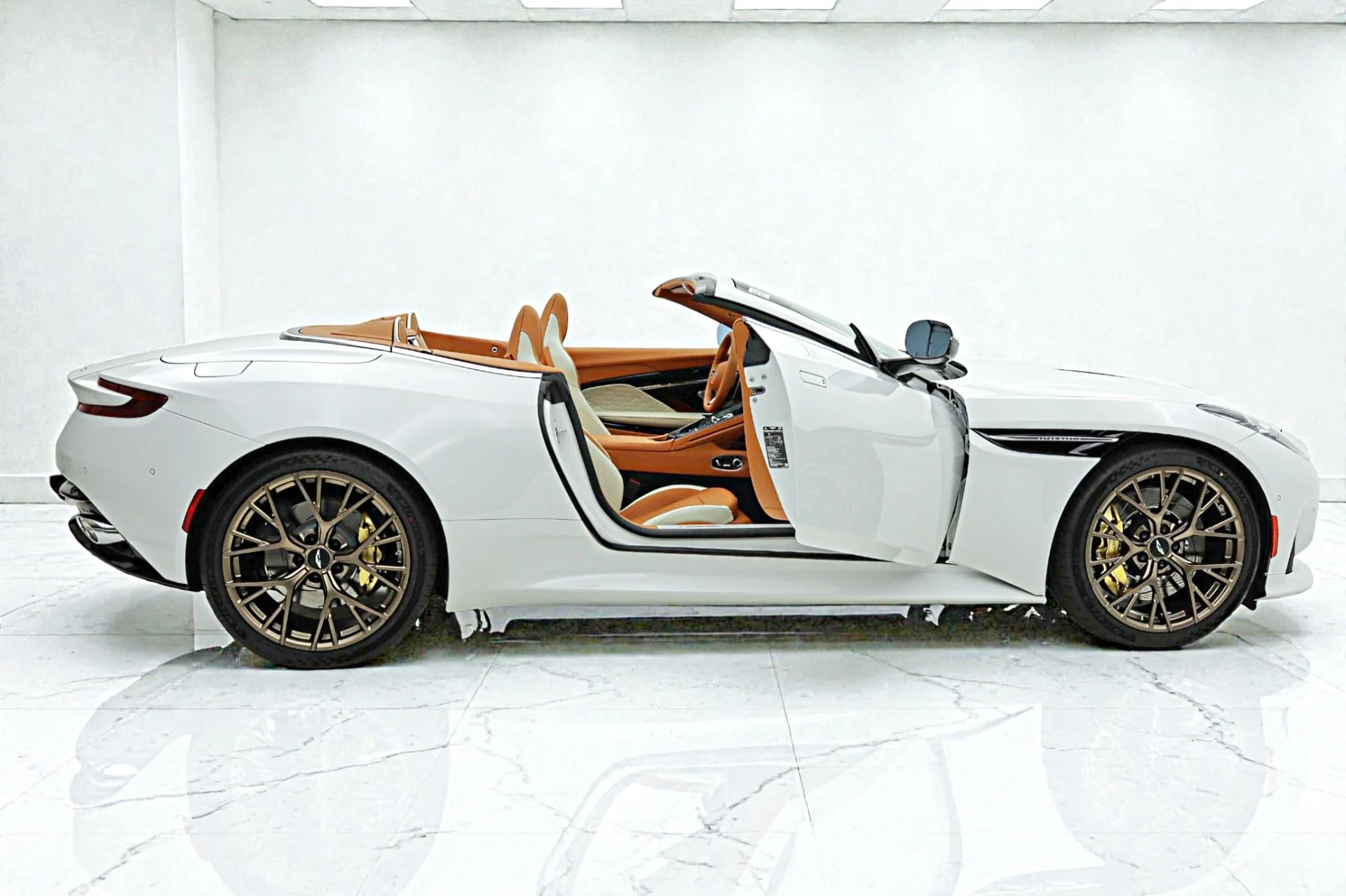 mph010_1894136841_New_2026_Aston_Martin_DB_12_Volante_cf6589e917