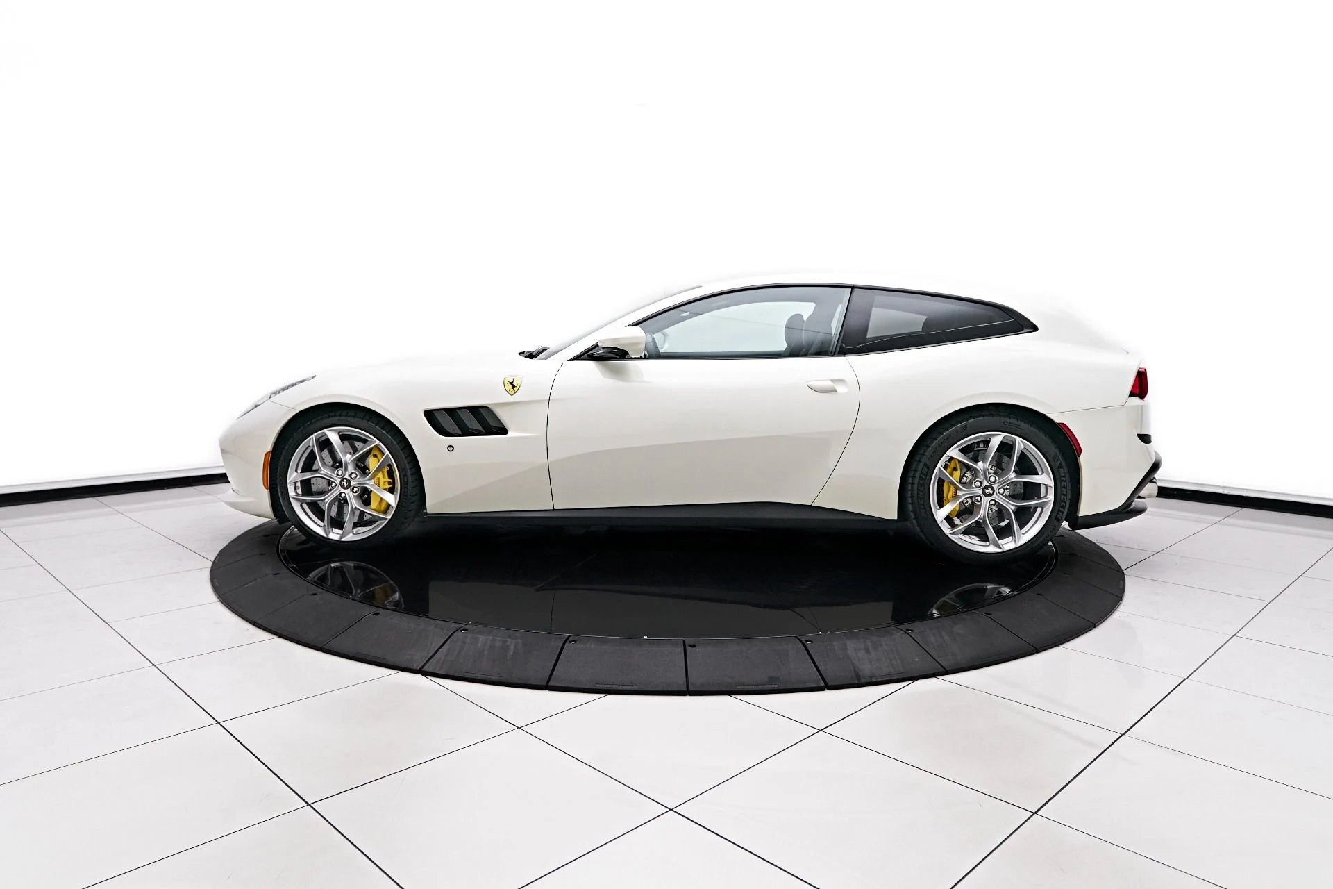 mph010_1896046913_Used_2019_Ferrari_GTC_4_Lusso_T_1758850840_29d7555f33