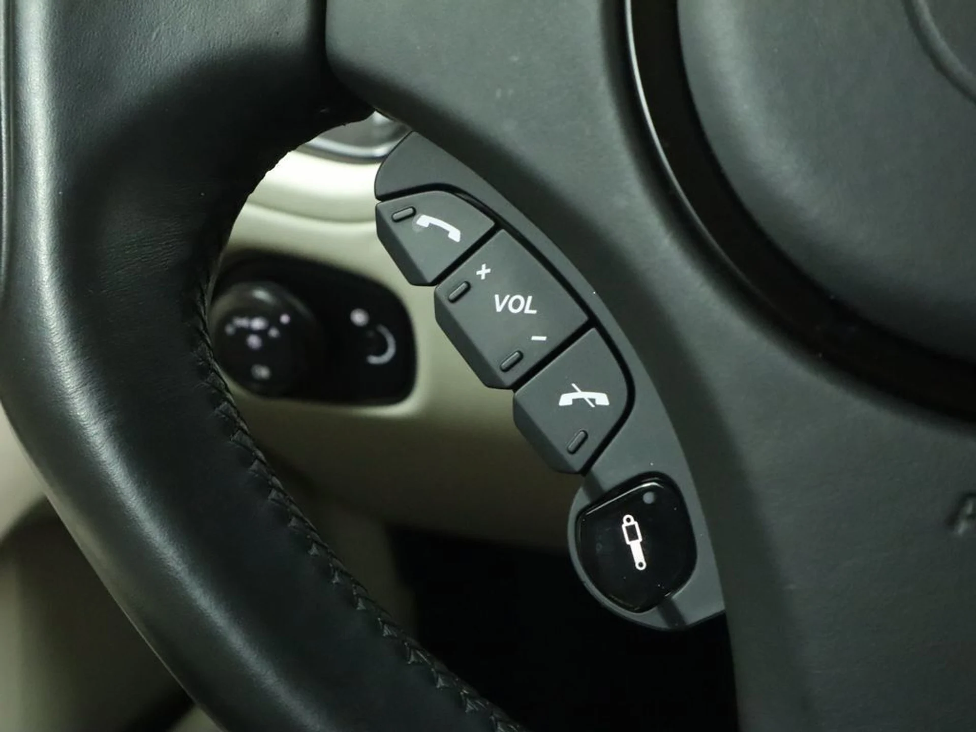 mph010_1904051630_used_2015_aston_martin_vanquish_2drcoupe_8119_22944423_11_1024_14139a0999