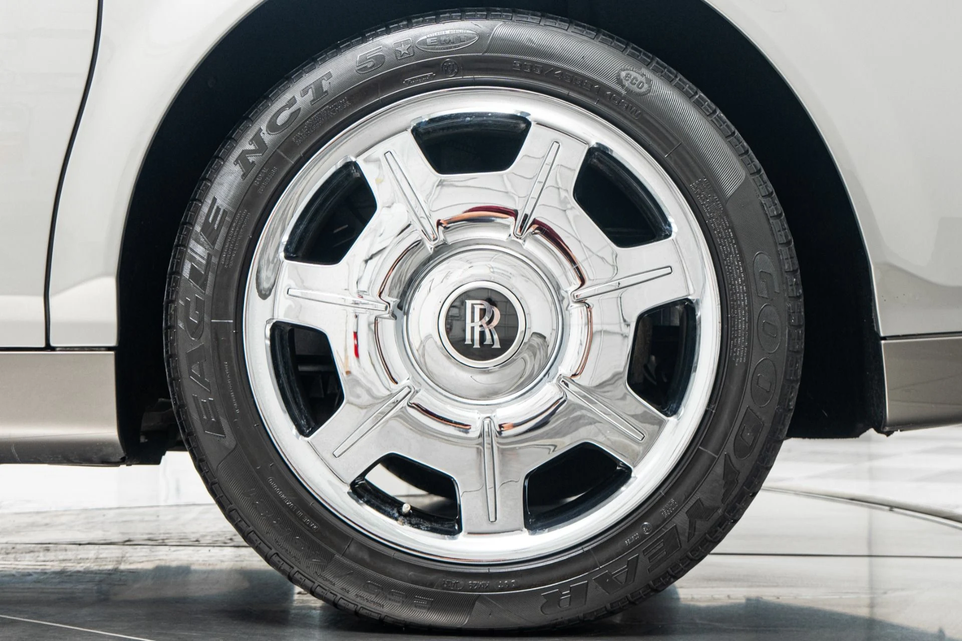 mph010_1929360555_Used_2007_Rolls_Royce_Phantom_Two_Tone_Exterior_and_Interior_Chromed_Wheels_1782334657_4998ea4177