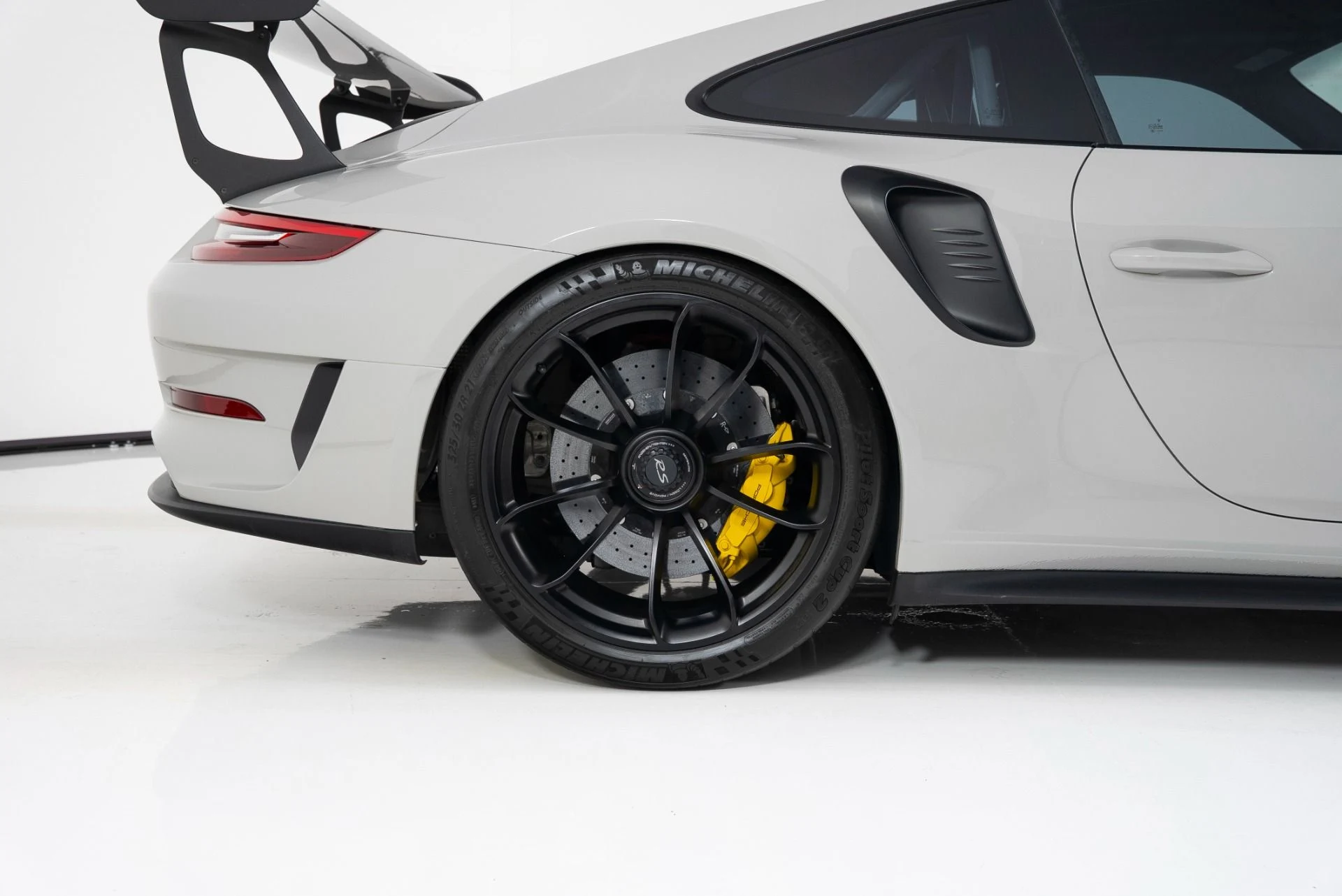 mph010_1930916335_Used_2019_Porsche_911_GT_3_RS_1758126565_4e3aac8950