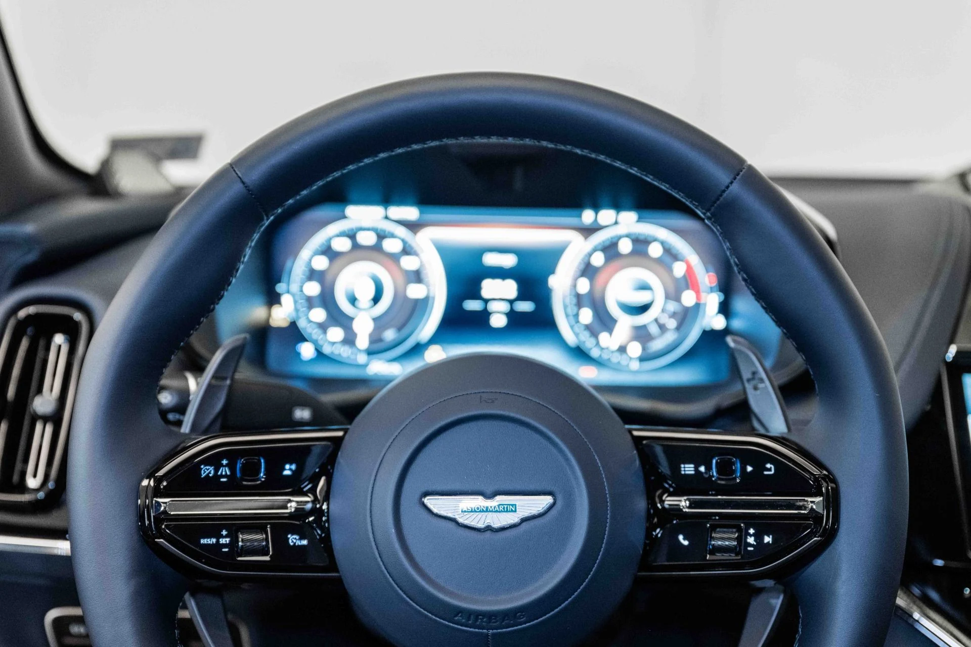 mph010_1954572157_New_2025_Aston_Martin_DBX_707_1724508082_b4f6a3c7ca