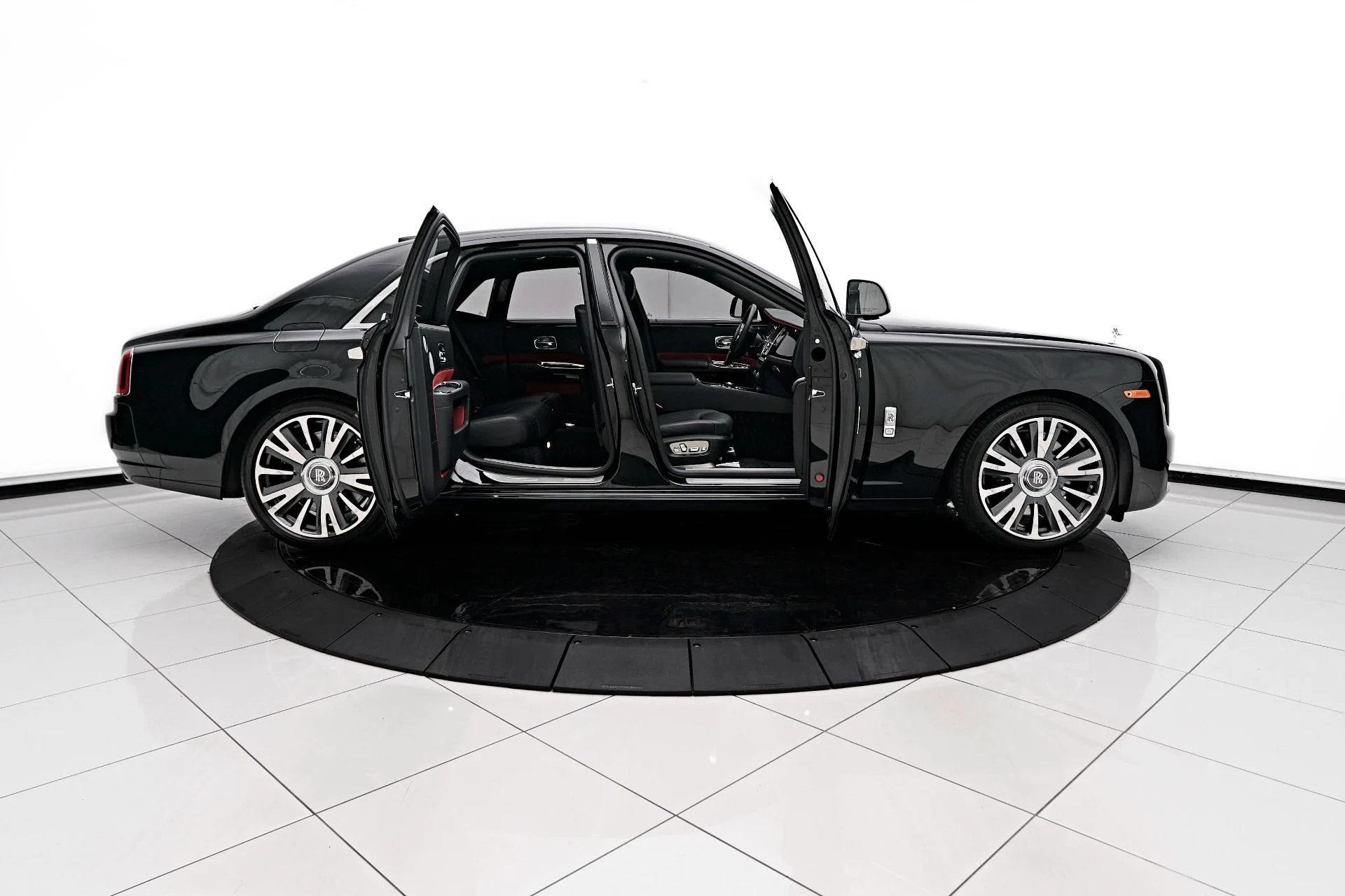 mph010_198971390_Used_2019_Rolls_Royce_Ghost_Base_1713298107_ef7c1d0c00