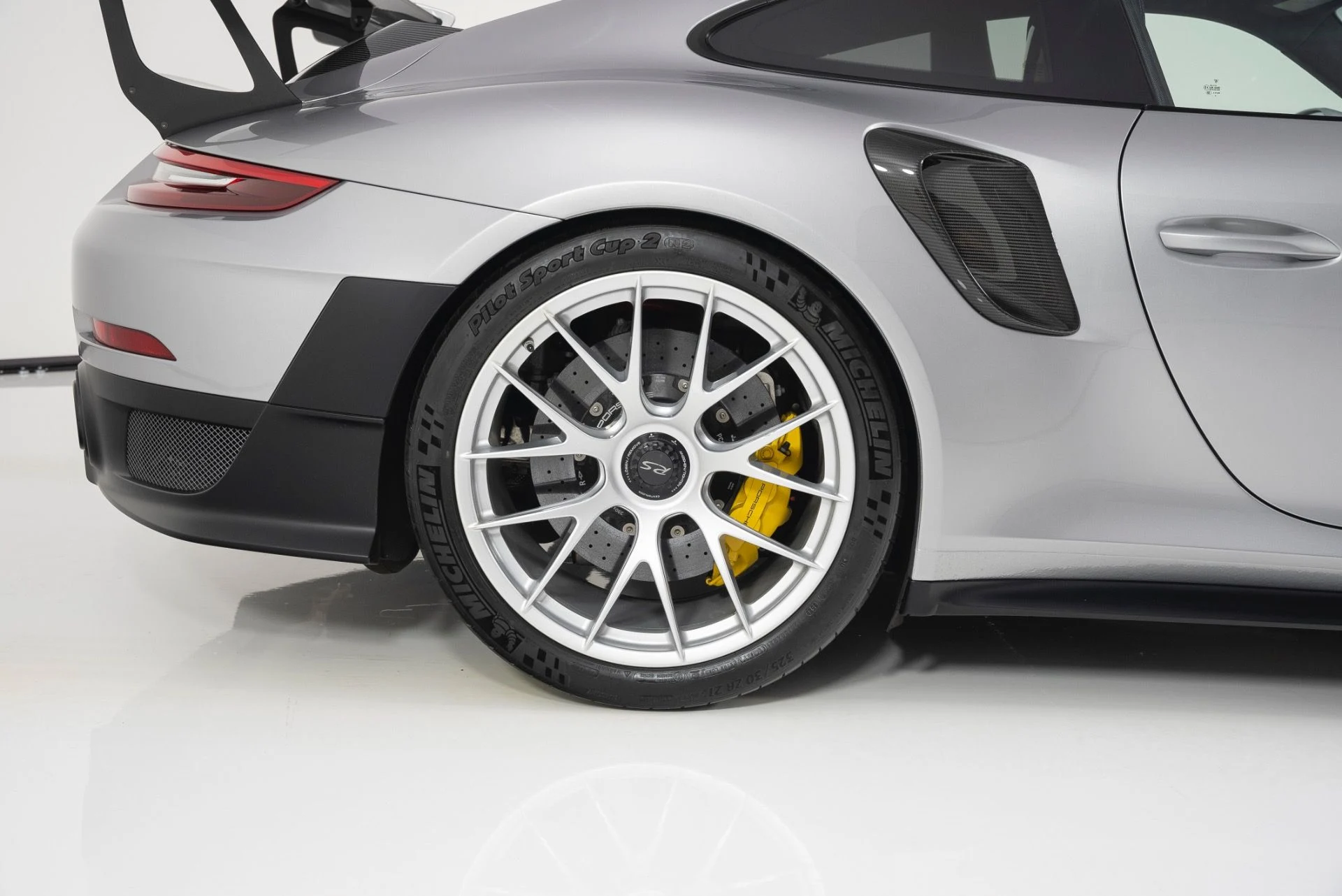 mph010_1992301149_Used_2018_Porsche_911_GT_2_RS_1748385099_887e1c0f10