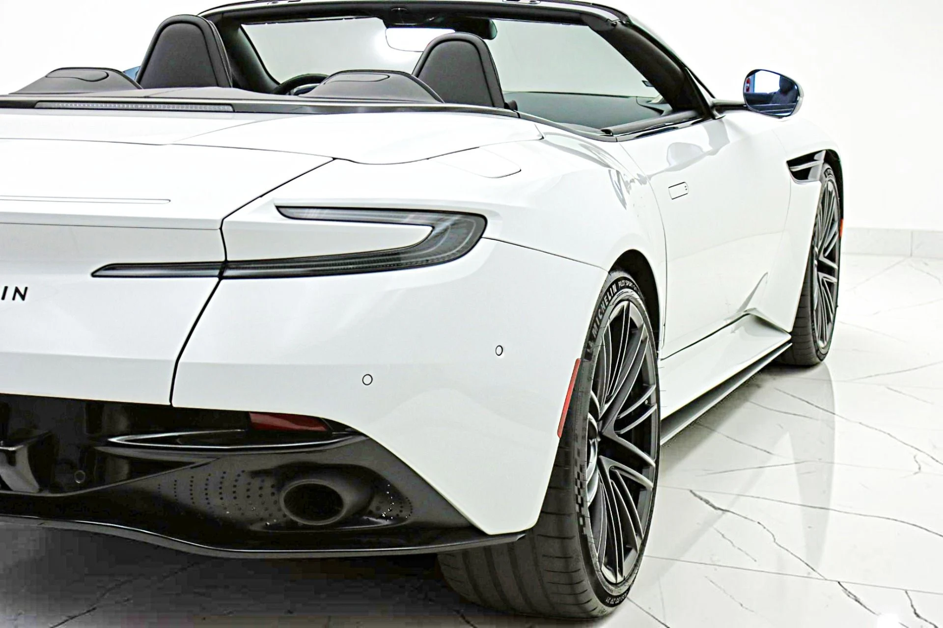 mph010_1995231286_Used_2024_Aston_Martin_DB_12_Volante_01c9a5bd1d