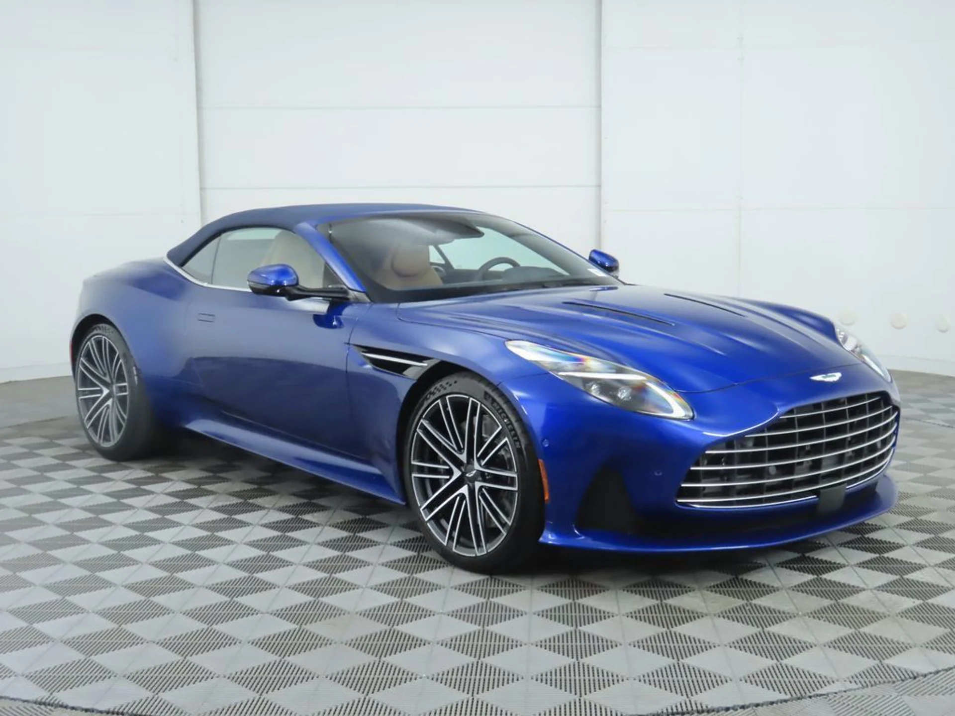 mph010_208198186_used_2026_aston_martin_db12_volante_8119_23037586_11_1024_efedc10884