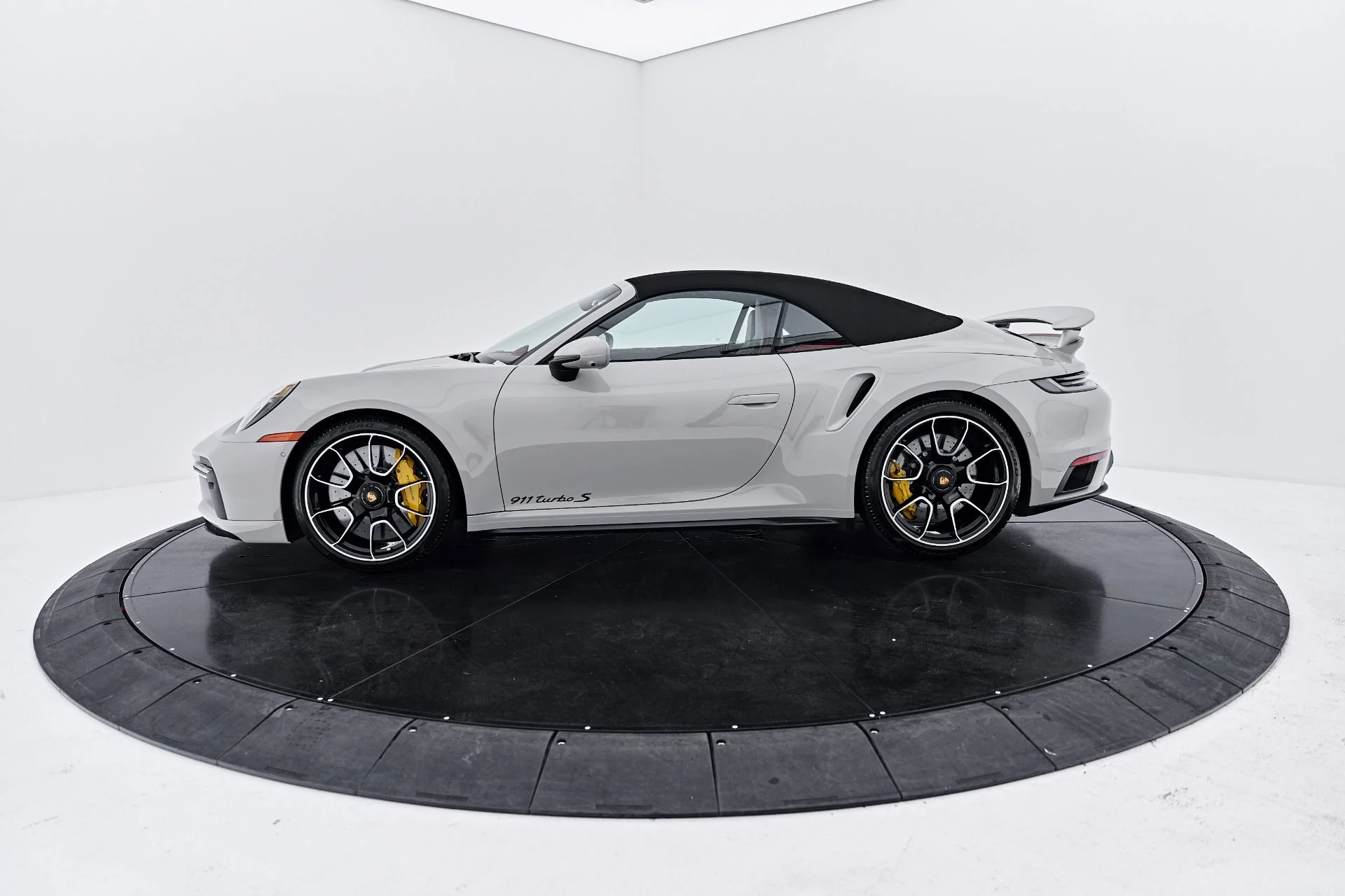 mph010_2090147067_Used_2024_Porsche_911_Turbo_S_1790987889_649c7e54b7