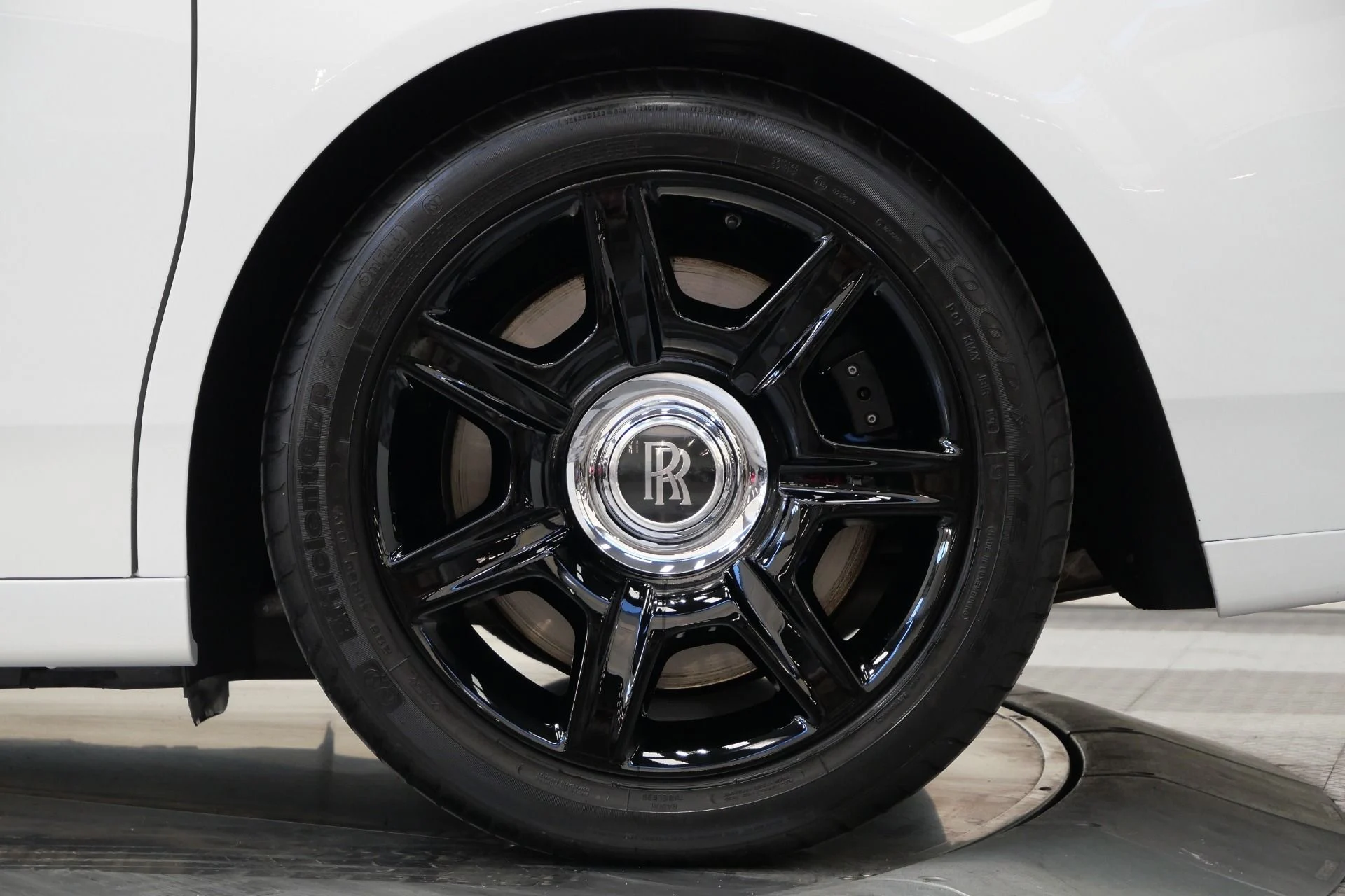 mph010_2099434160_Used_2013_Rolls_Royce_Ghost_Rear_Theatre_Configuration_Sunroof_Picnic_Tables_1765817779_a855c82087