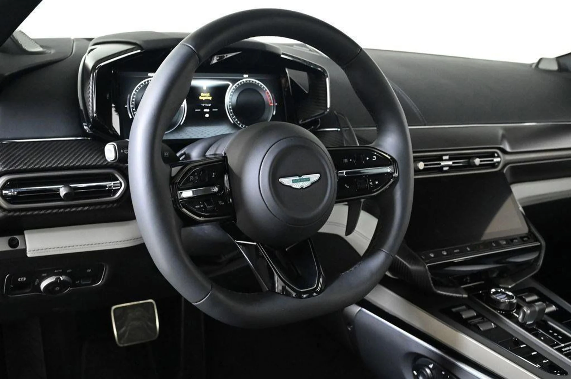 mph010_2124419063_new_2025_aston_martin_vanquish_coupe_11350_22854857_10_1024_850b88e7d3