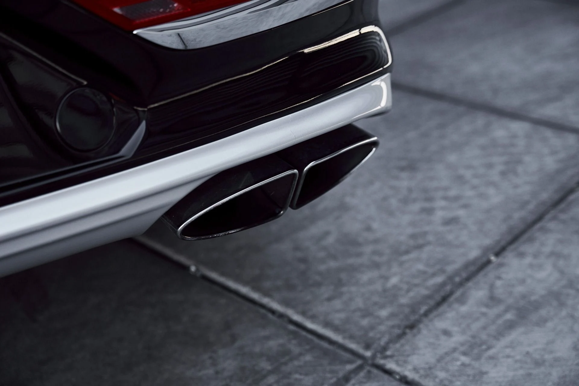 mph010_2127113201_Used_2023_Bentley_Bentayga_EWB_Azure_1773968850_d28fb8a46e