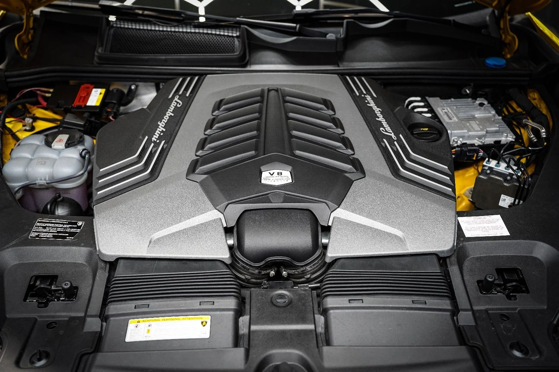 mph010_2140834213_37414663_06466_2020_lamborghini_urus_093_57cb1ba269