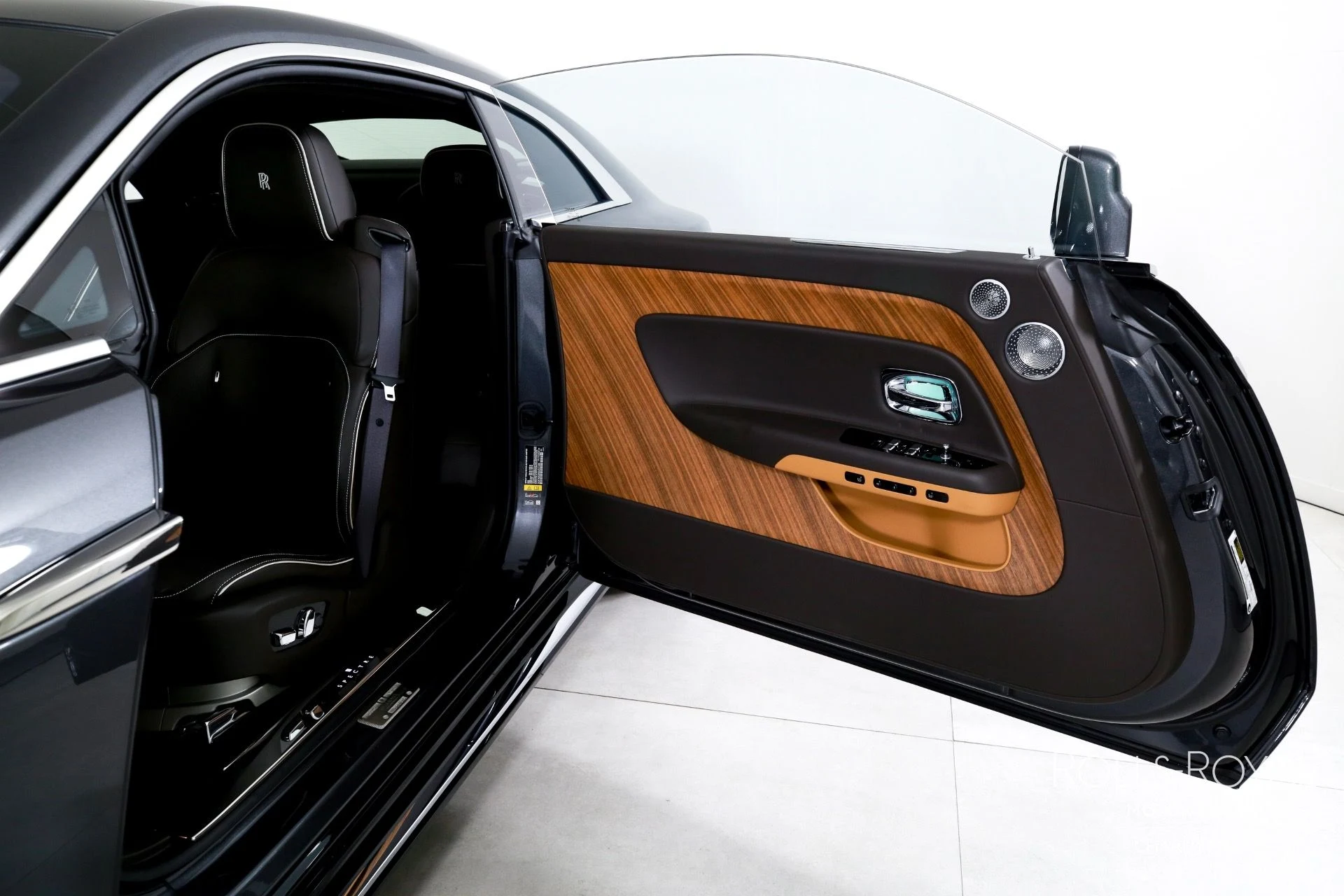 mph010_214302478_Used_2025_Rolls_Royce_Spectre_1759510390_1600c27517
