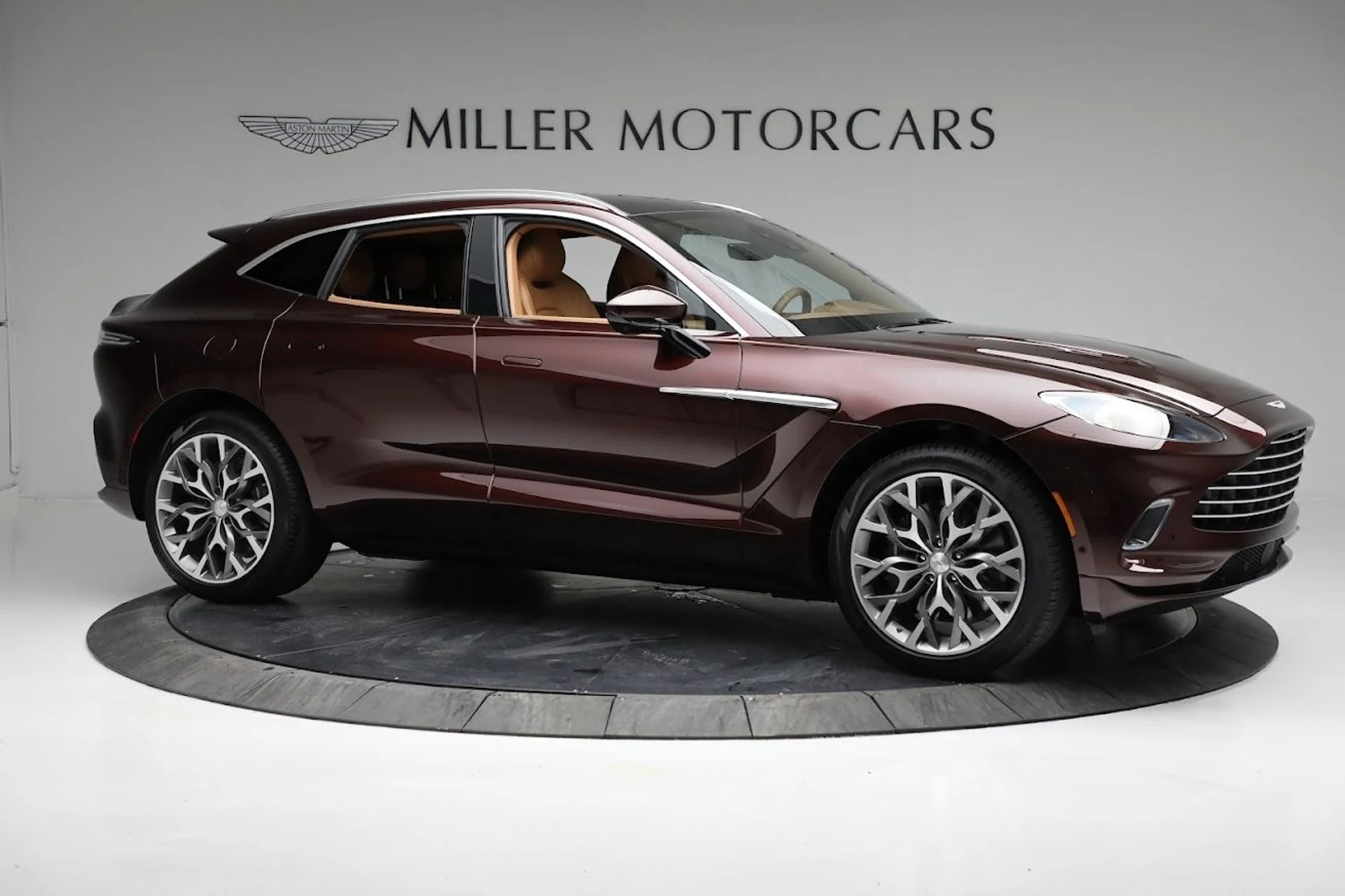 mph010_2164741456_Used_2022_Aston_Martin_DBX_6fdccfedc1