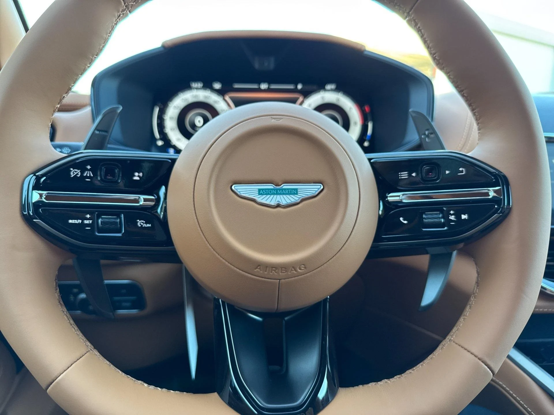 mph010_218759418_New_2026_Aston_Martin_DBX_707_1768403575_7a45c57d5e