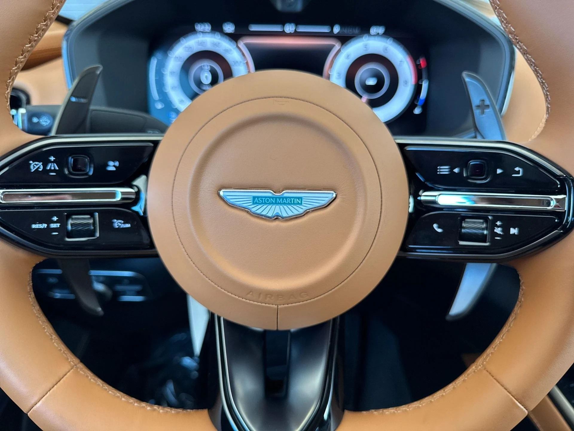 mph010_2225537608_New_2025_Aston_Martin_DBX_707_1754468411_8a4f4d4ea1