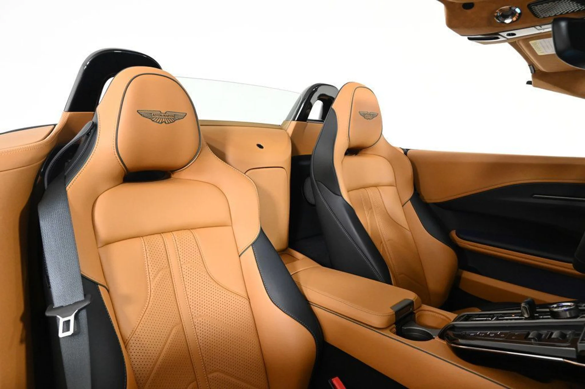 mph010_2225985427_used_2026_aston_martin_vantage_11350_22923178_10_1024_86ee0cc0e6