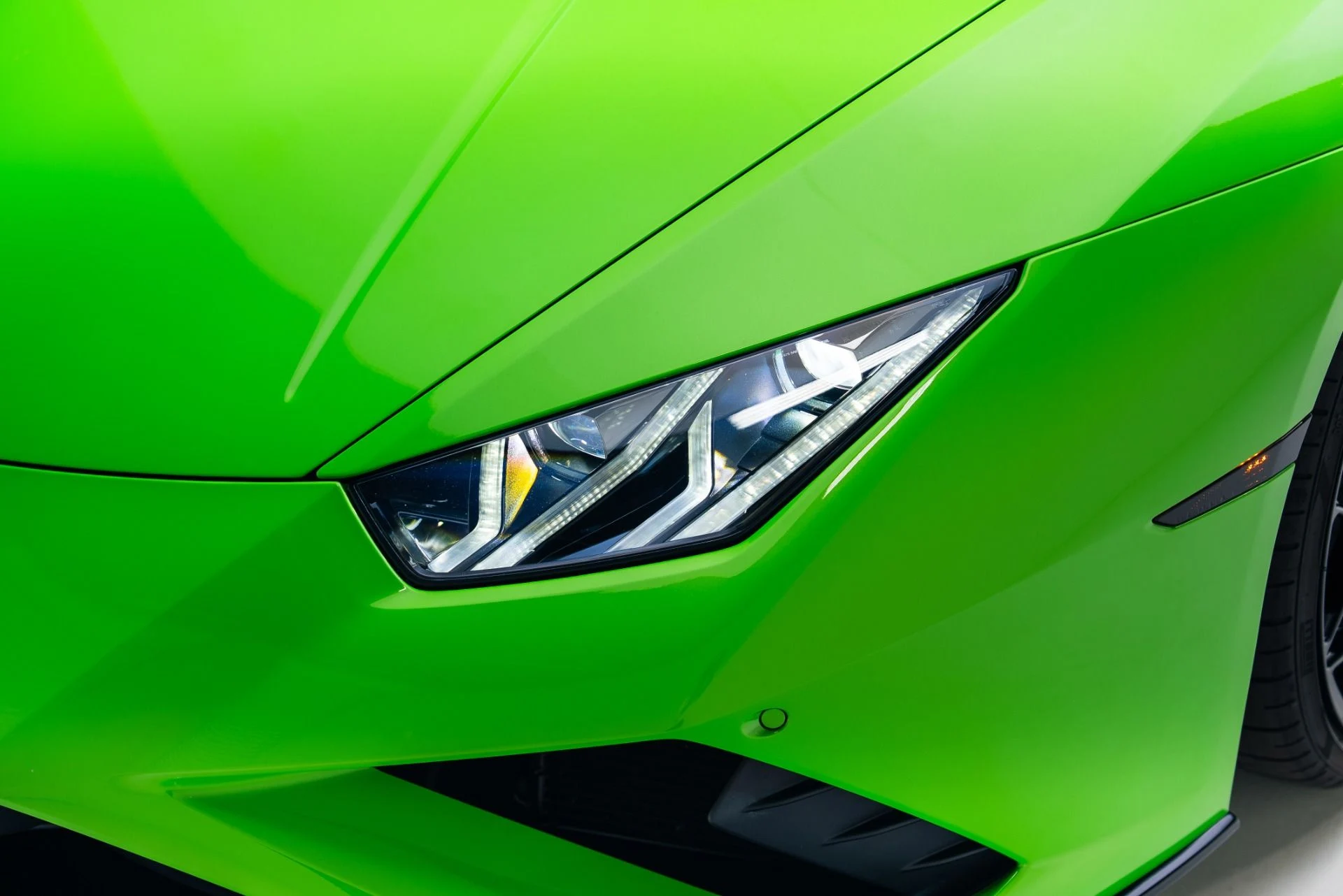 mph010_2240478026_Used_2023_Lamborghini_Huracan_EVO_1765473040_f1b04e0ee1