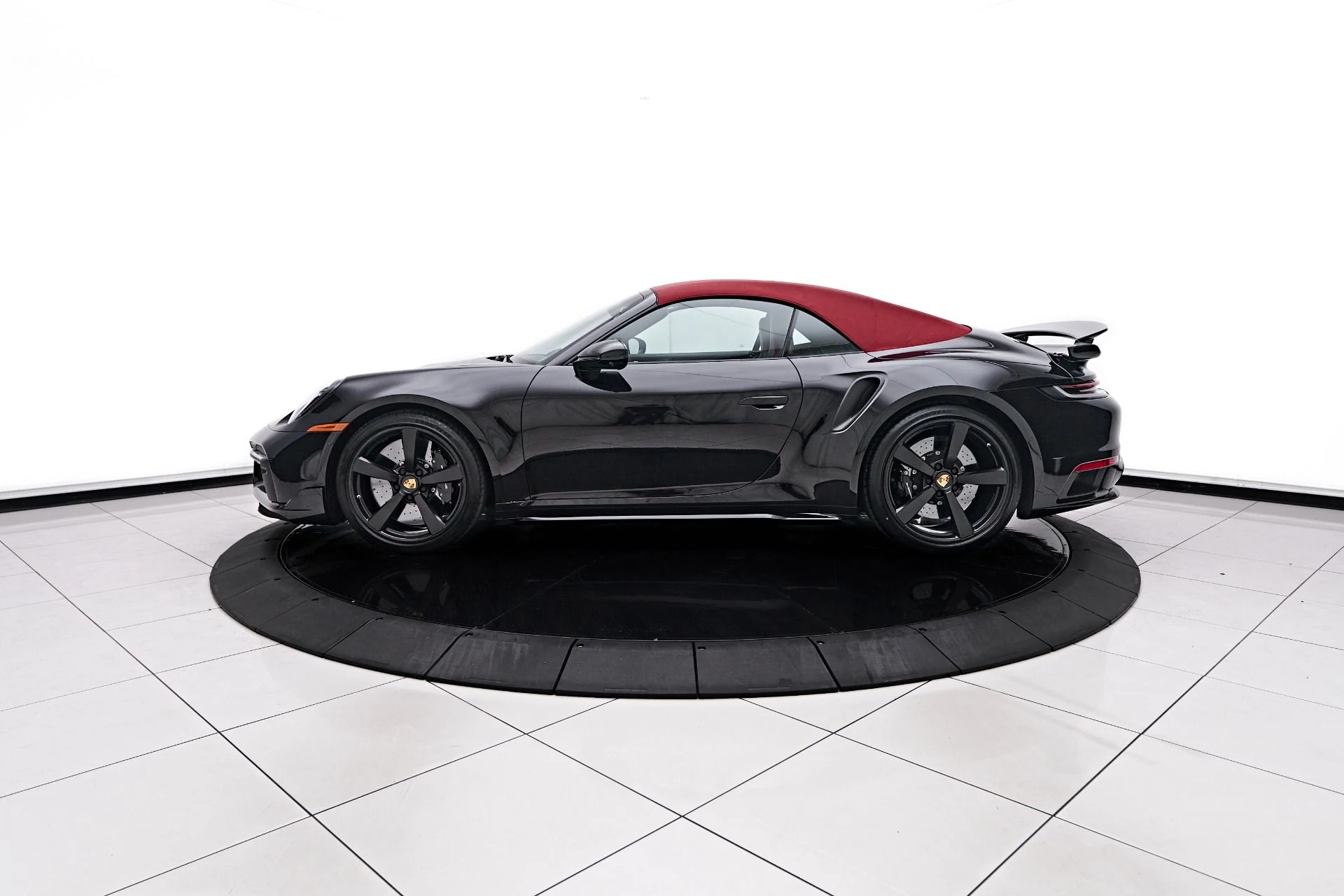 mph010_2249923666_Used_2024_Porsche_911_Turbo_S_1758674552_e4b7ad21ff