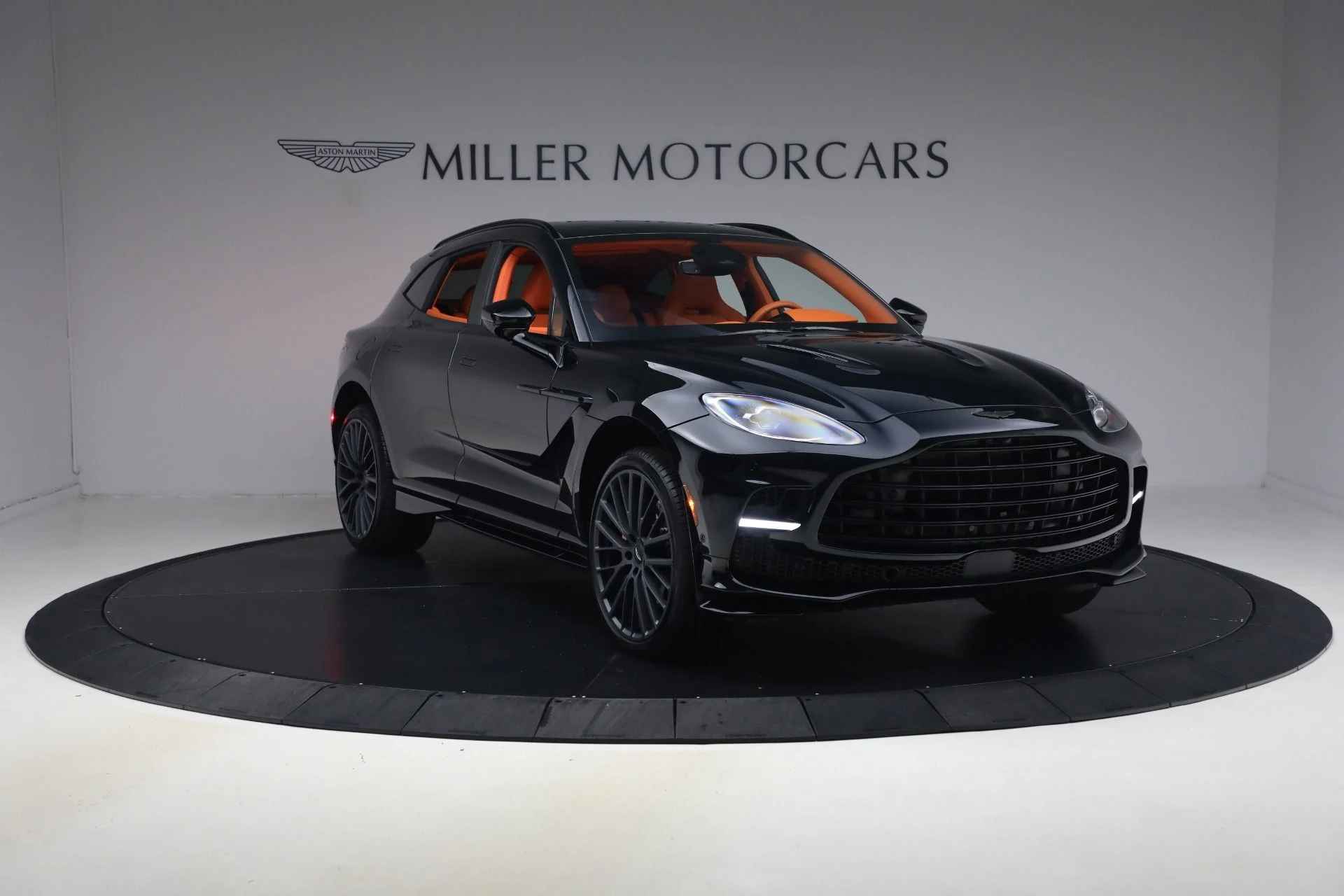 mph010_2277470110_Used_2025_Aston_Martin_DBX_707_1788625144_0eb1a804df