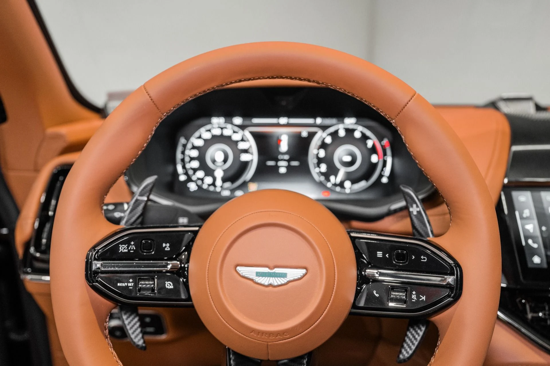 mph010_2288630380_New_2026_Aston_Martin_DBX_S_1775443121_006eefefcc