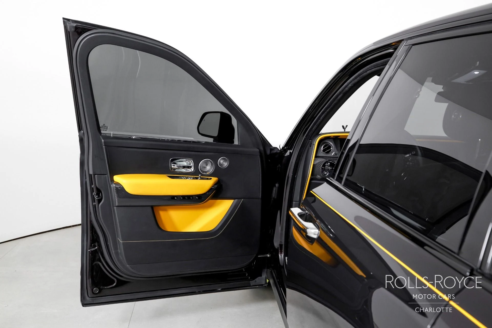 mph010_2291164295_Used_2023_Rolls_Royce_Black_Badge_Cullinan_1767375090_220b005355