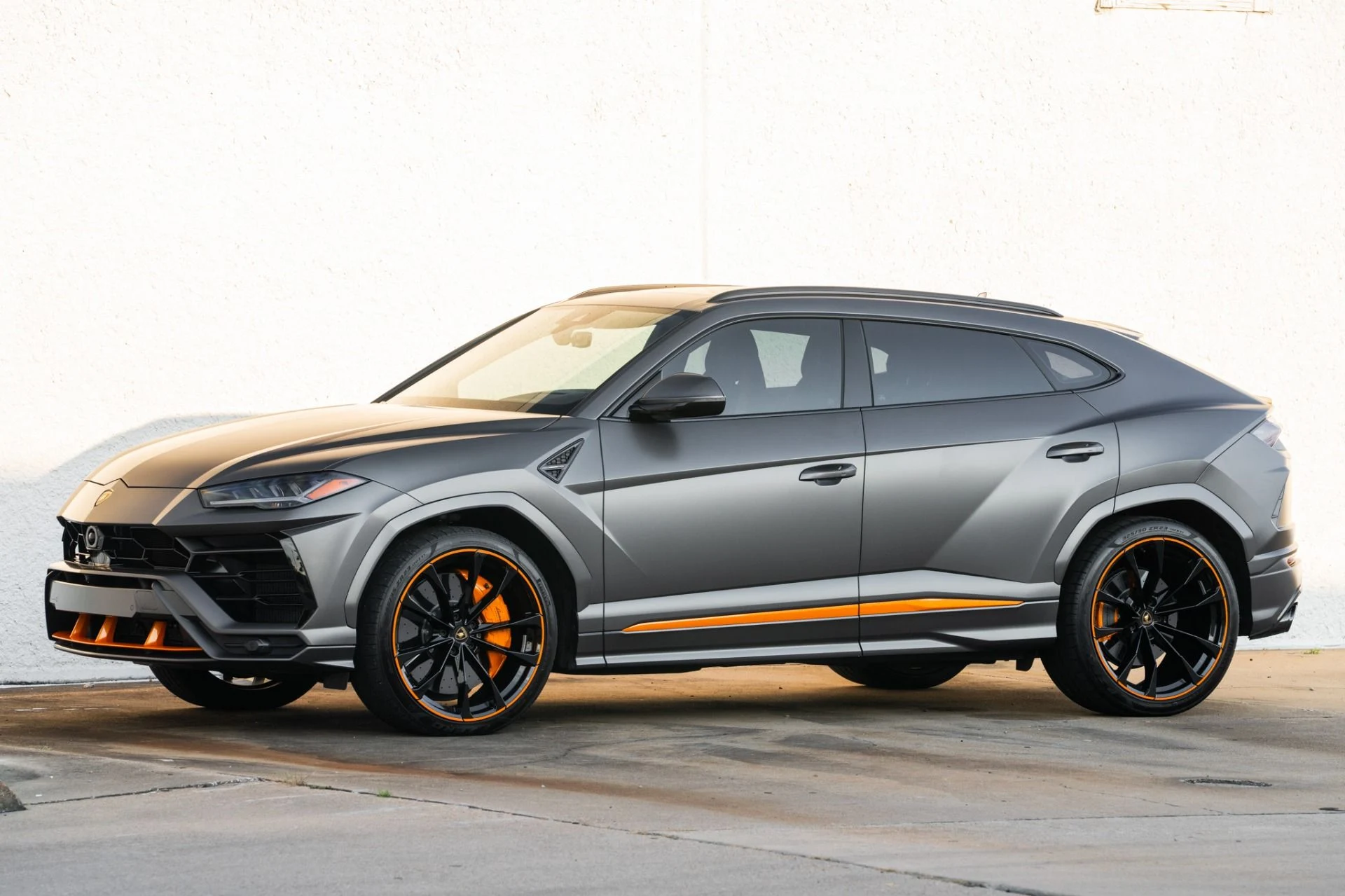 mph010_2312611032_Used_2022_Lamborghini_Urus_Graphite_Capsule_1755805759_d576b8cba2
