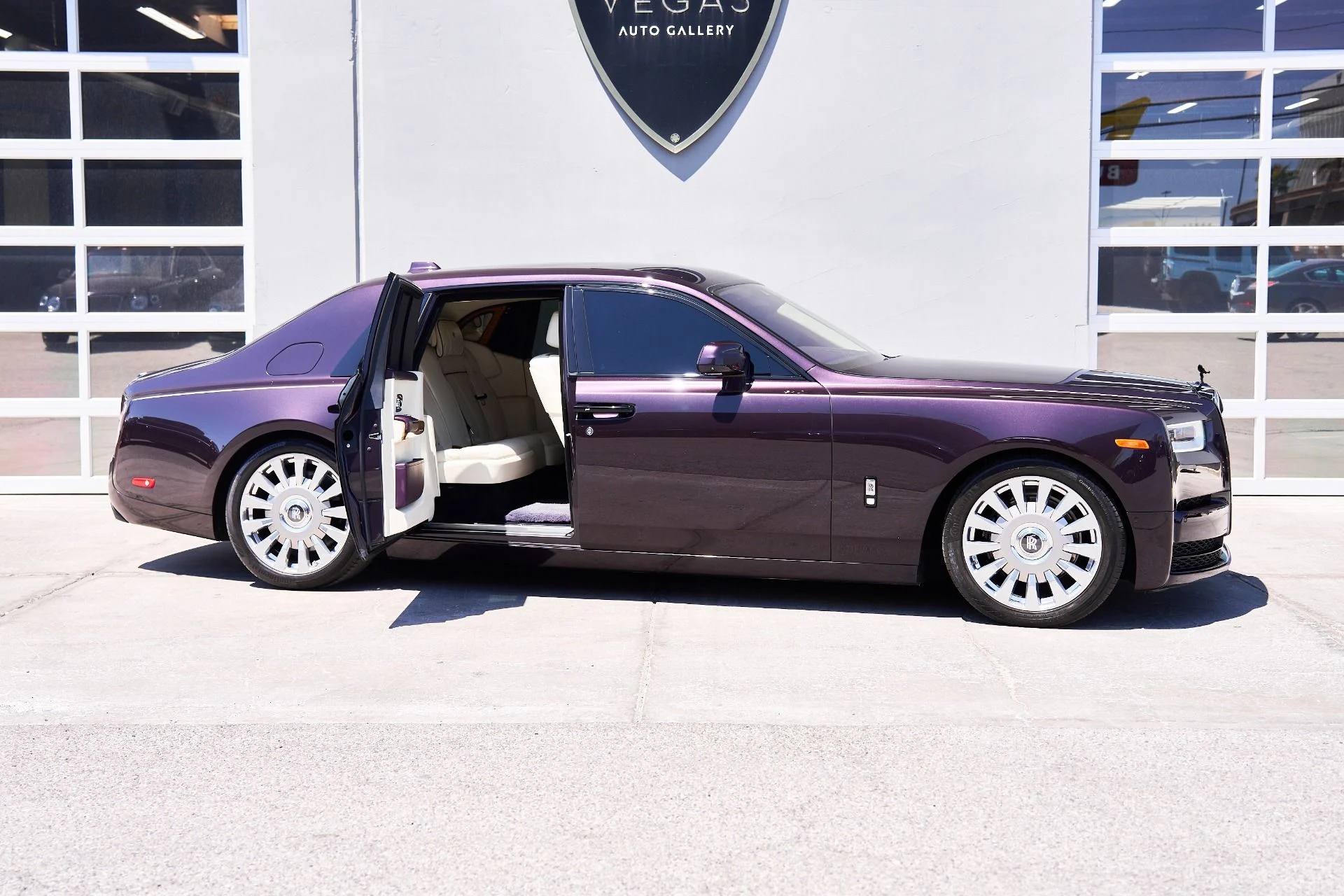 mph010_2318086725_Used_2019_Rolls_Royce_Phantom_Base_1747772635_2238bae076