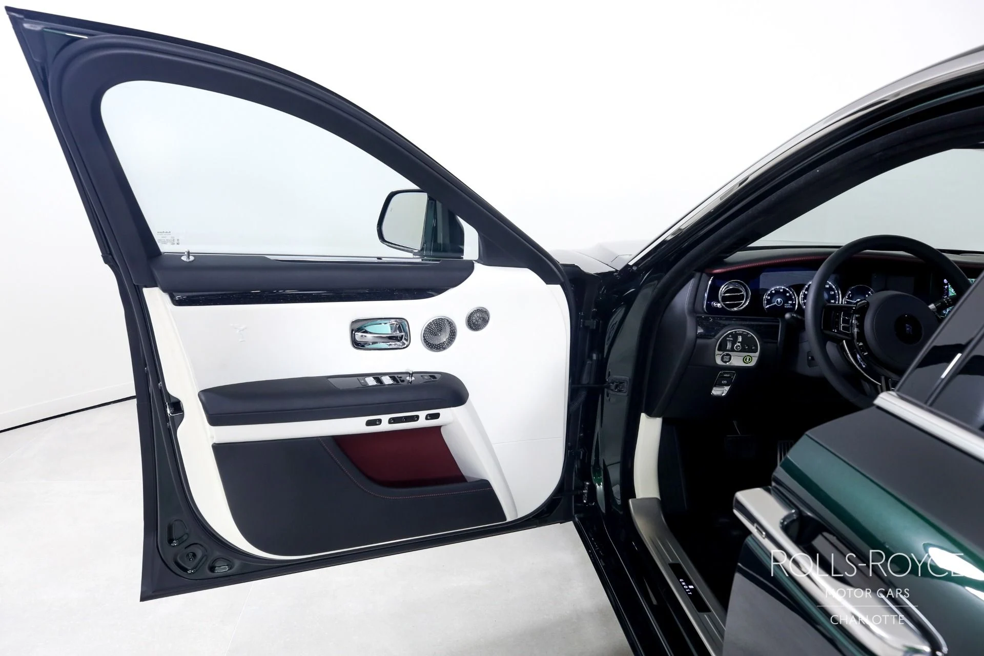 mph010_2326294697_Used_2022_Rolls_Royce_Ghost_1688237023_e8f6a36762