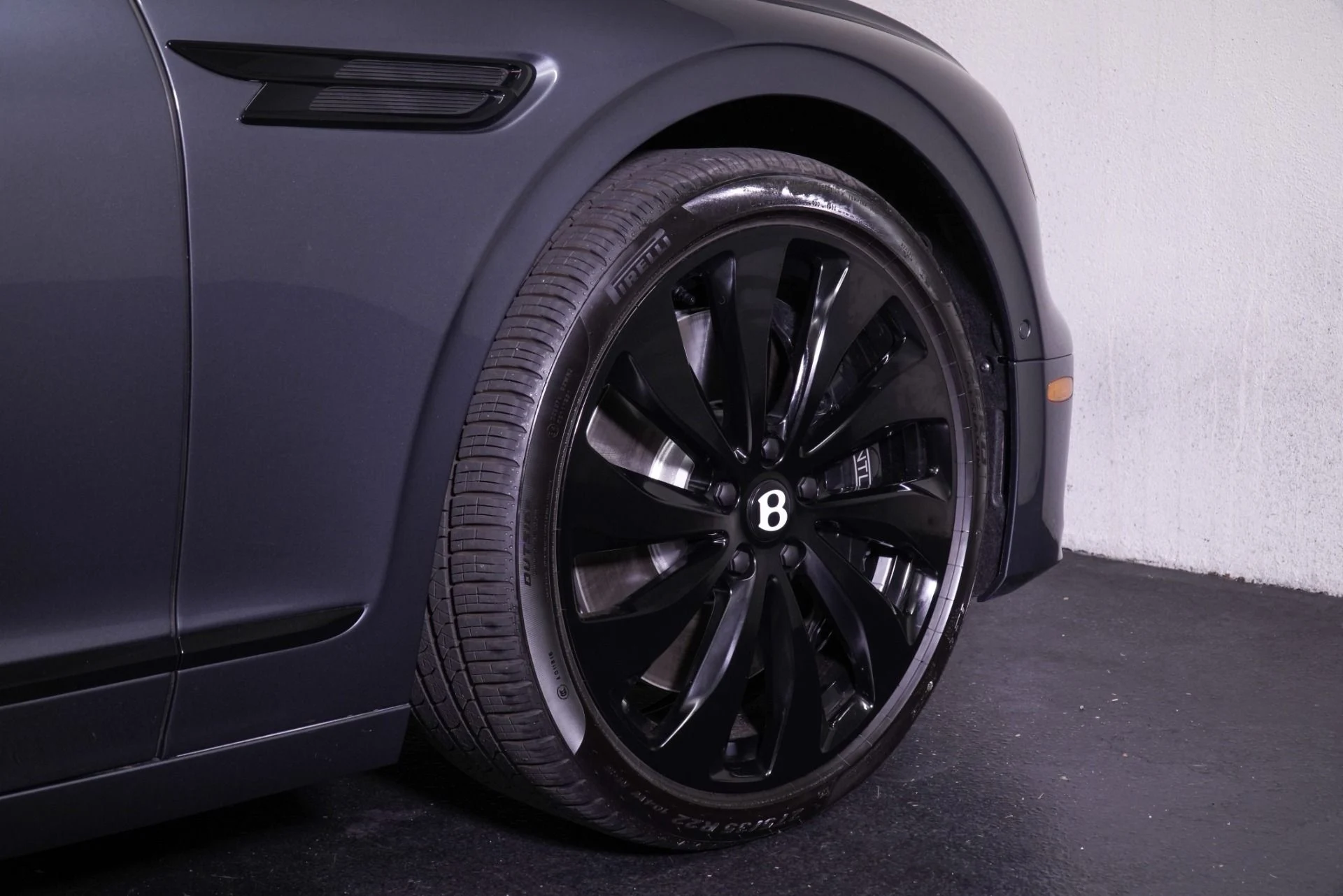 mph010_2330971840_New_2025_Bentley_Flying_Spur_Black_Edition_1760384463_abe409fc50