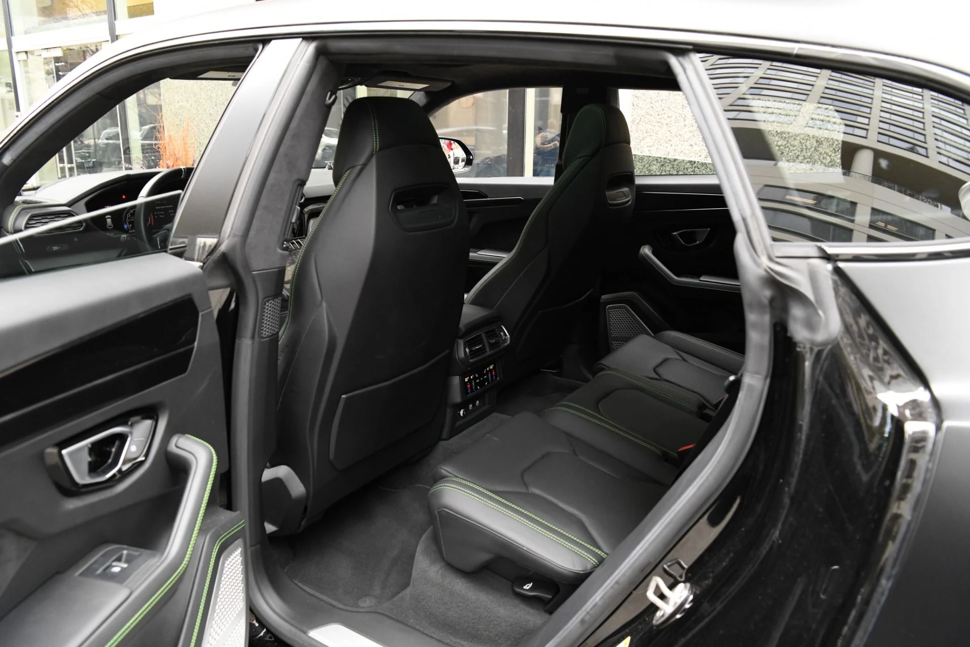 mph010_2332198050_Used_2021_Lamborghini_Urus_1762030158_4d239888bf