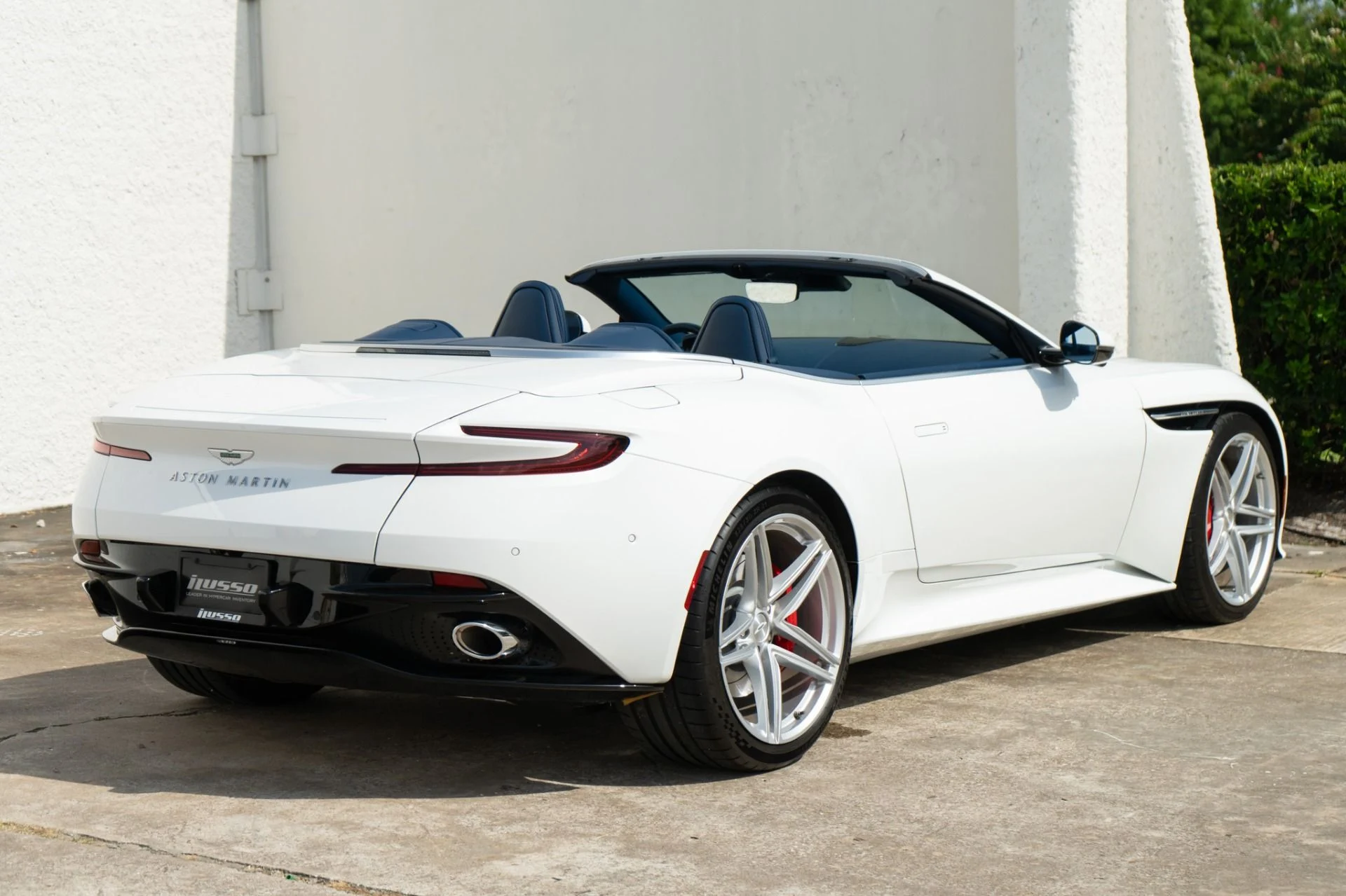 mph010_2353643821_Used_2025_Aston_Martin_DB_12_Volante_1785884214_225c5ee86a