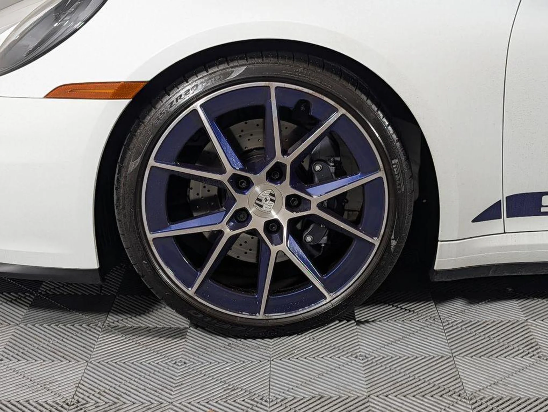 mph010_2355708125_IZ_01_Df_Sg_Uc_W4ky_F5t_Z66z7_Zgz0_M_cbe79a6ce3