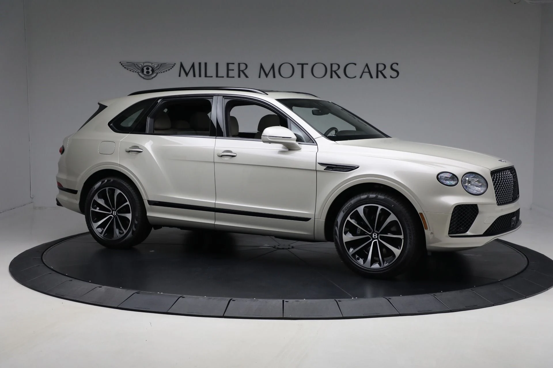 mph010_2405443169_New_2025_Bentley_Bentayga_V8_9801a01296